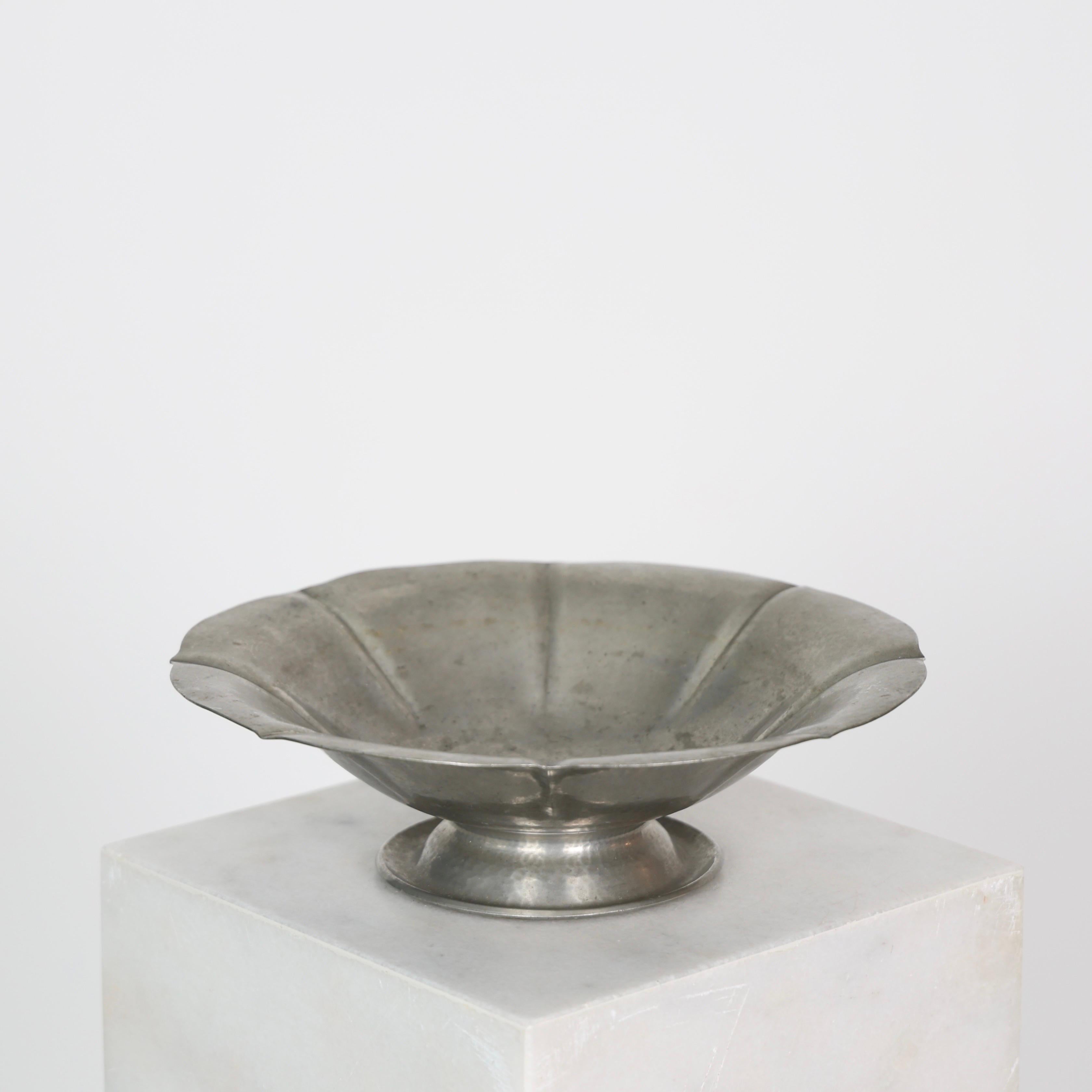 Große Zinnschale auf Sockel von Just Andersen, 1920er Jahre, Dänemark (Gehämmert) im Angebot