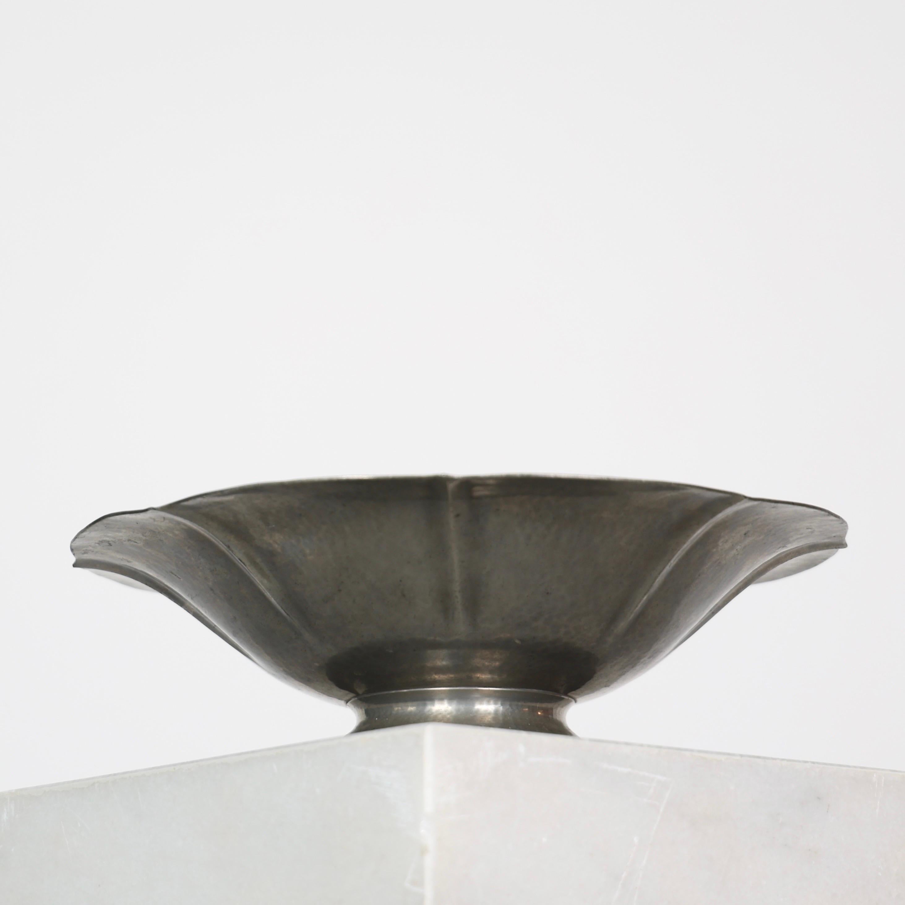 Große Zinnschale auf Sockel von Just Andersen, 1920er Jahre, Dänemark im Zustand „Relativ gut“ im Angebot in Værløse, DK