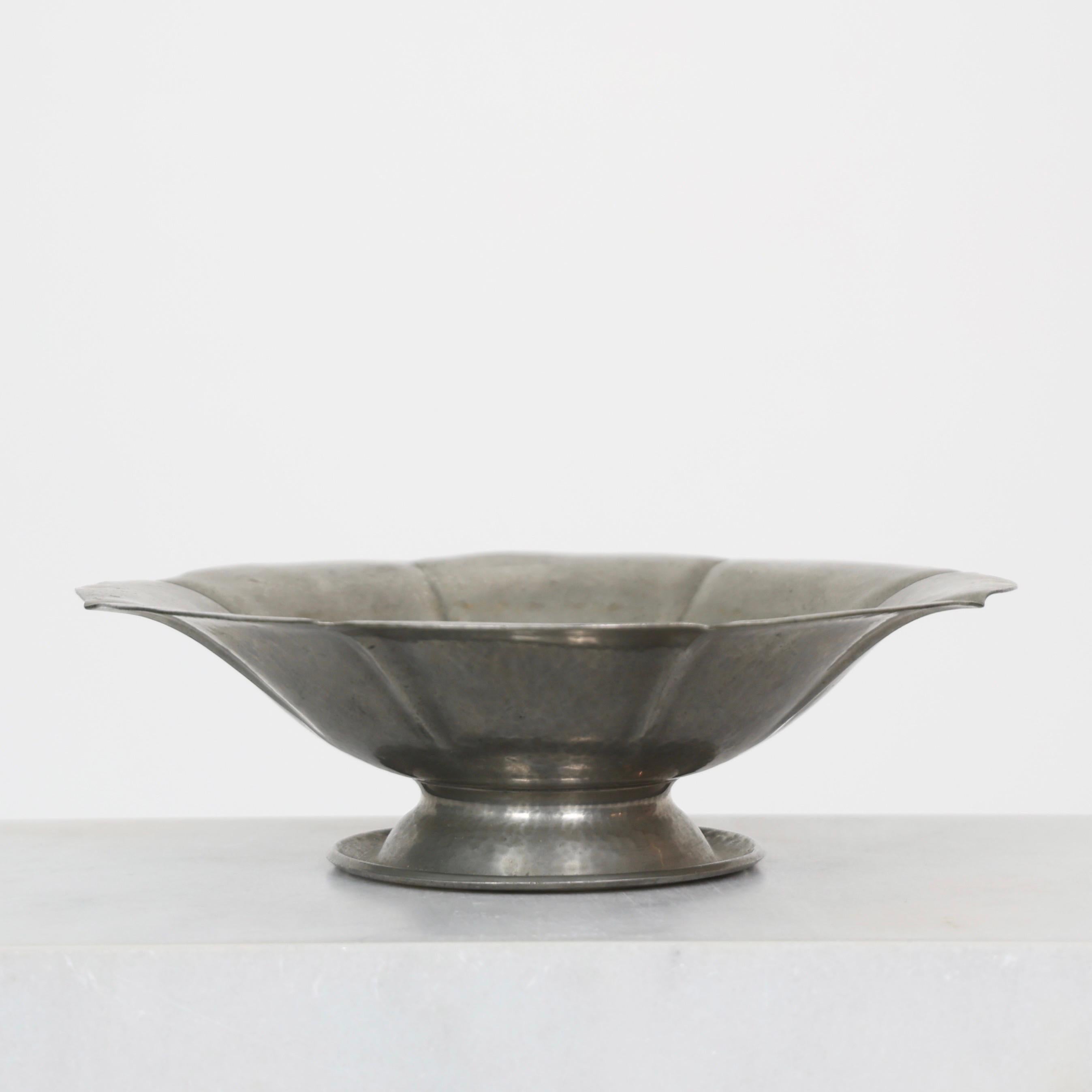 Große Zinnschale auf Sockel von Just Andersen, 1920er Jahre, Dänemark (Frühes 20. Jahrhundert) im Angebot