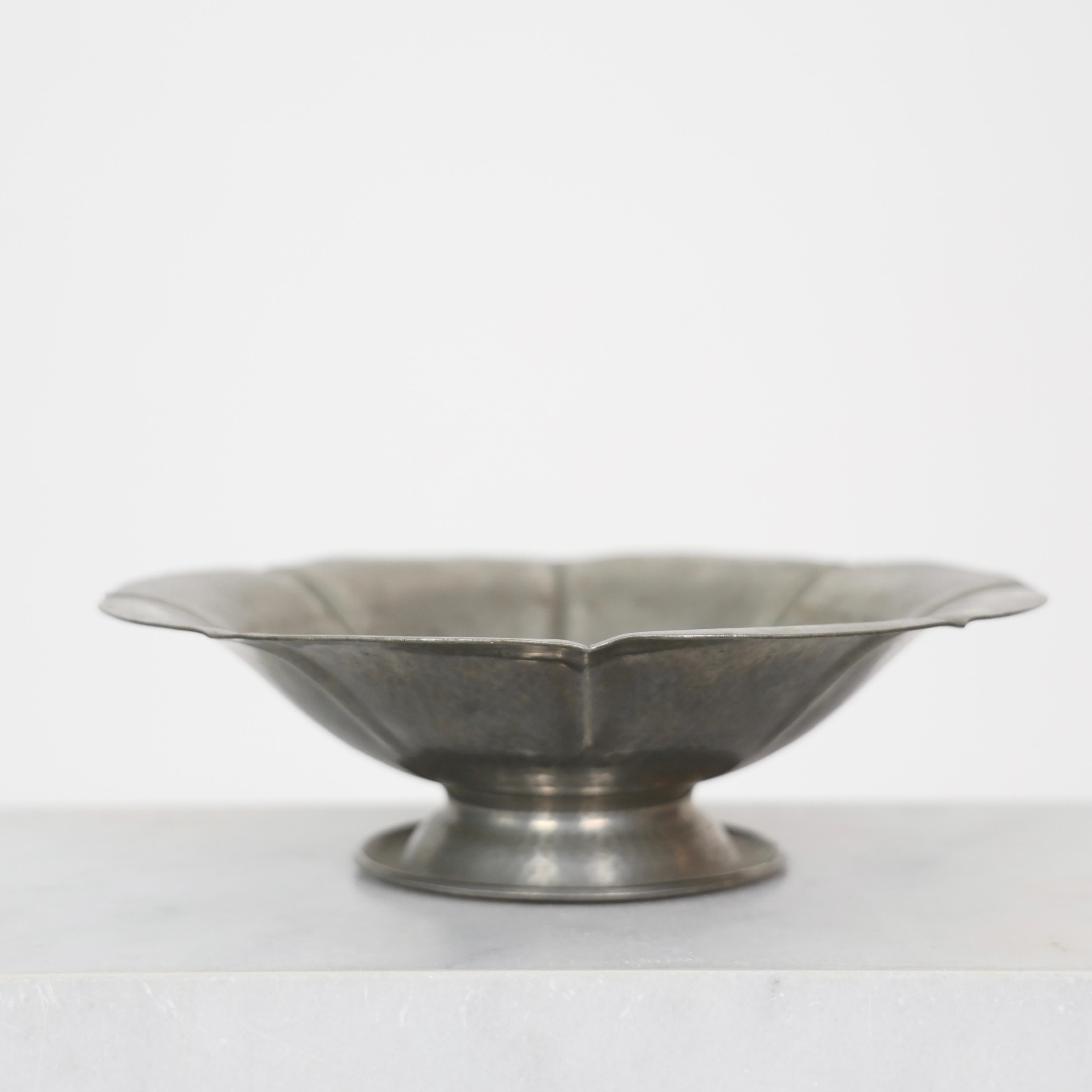 Große Zinnschale auf Sockel von Just Andersen, 1920er Jahre, Dänemark (Hartzinn) im Angebot