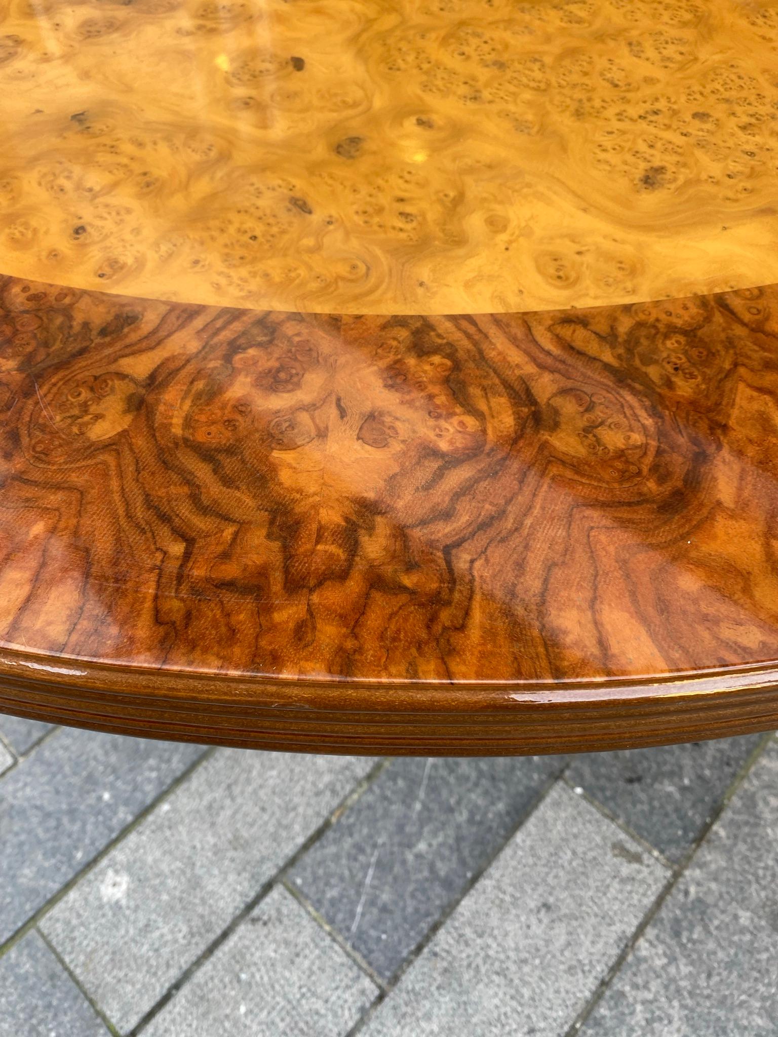 Grand The Pedestal Table en loupe d'orme, loupe d'Amboyna et noyer circa 1970 en vente 3