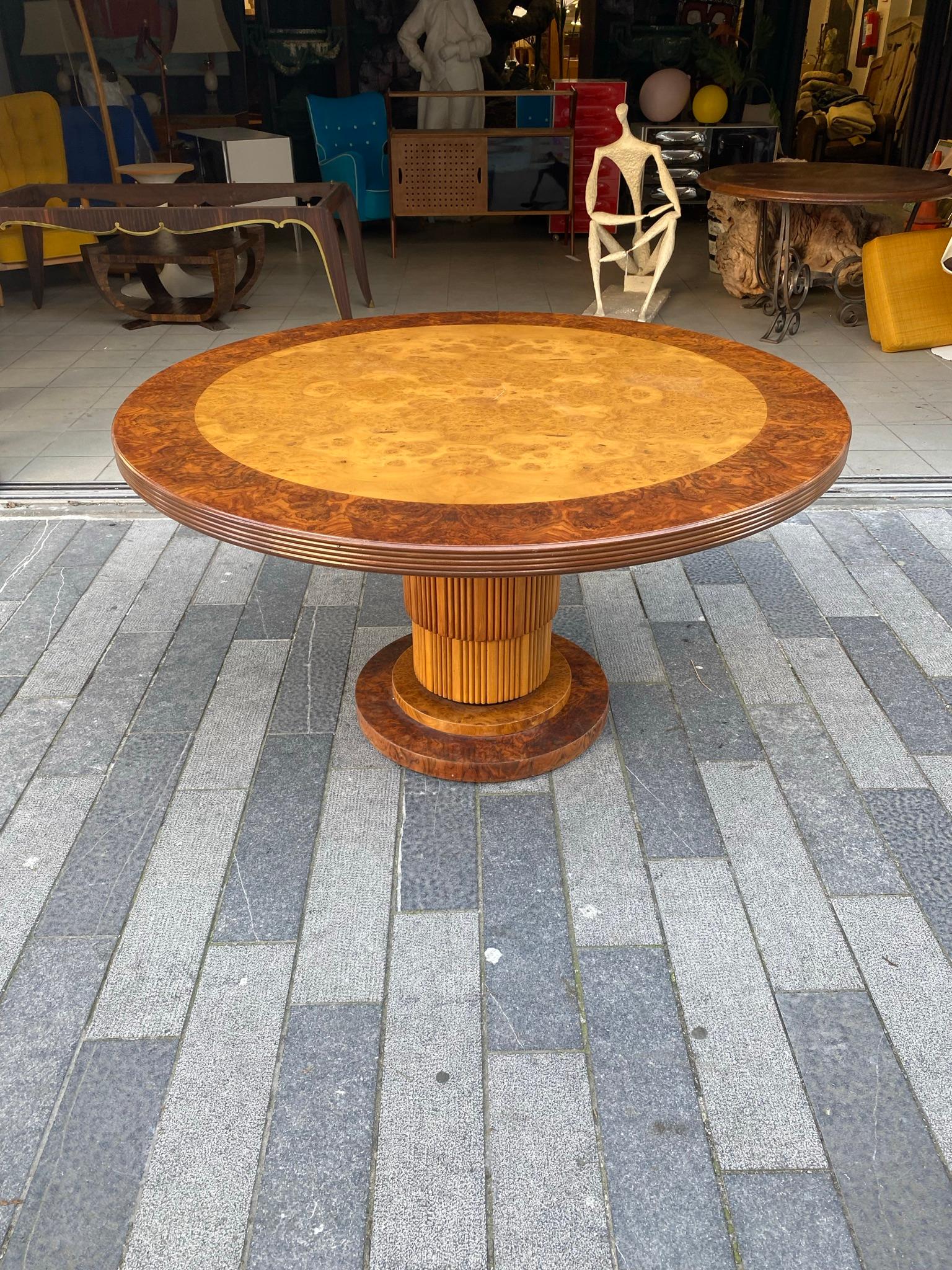 Large pedestal table in elm burl, amboyna burl and walnut circa 1970
French or Italian work circa 1970
good general condition, a scratch to report on the top.