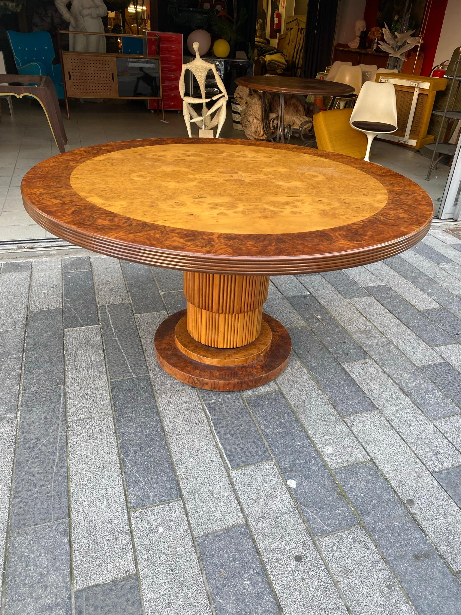 Grand The Pedestal Table en loupe d'orme, loupe d'Amboyna et noyer circa 1970 Bon état - En vente à Saint-Ouen, FR