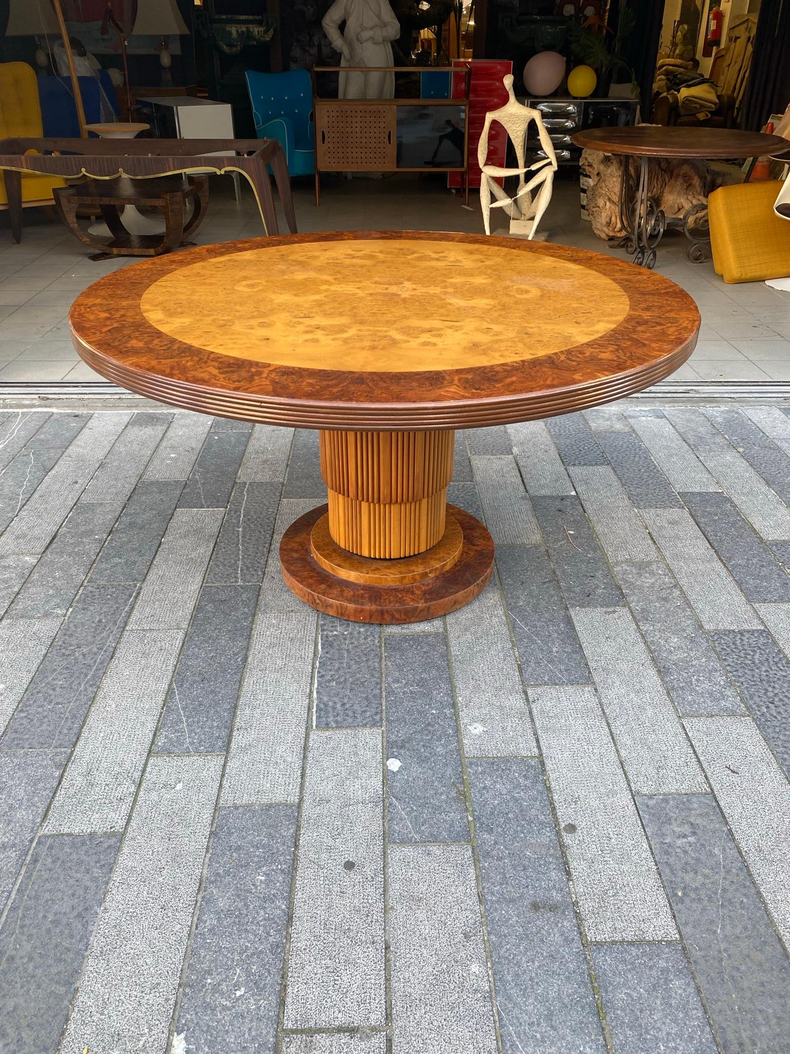 Grand The Pedestal Table en loupe d'orme, loupe d'Amboyna et noyer circa 1970 en vente 1