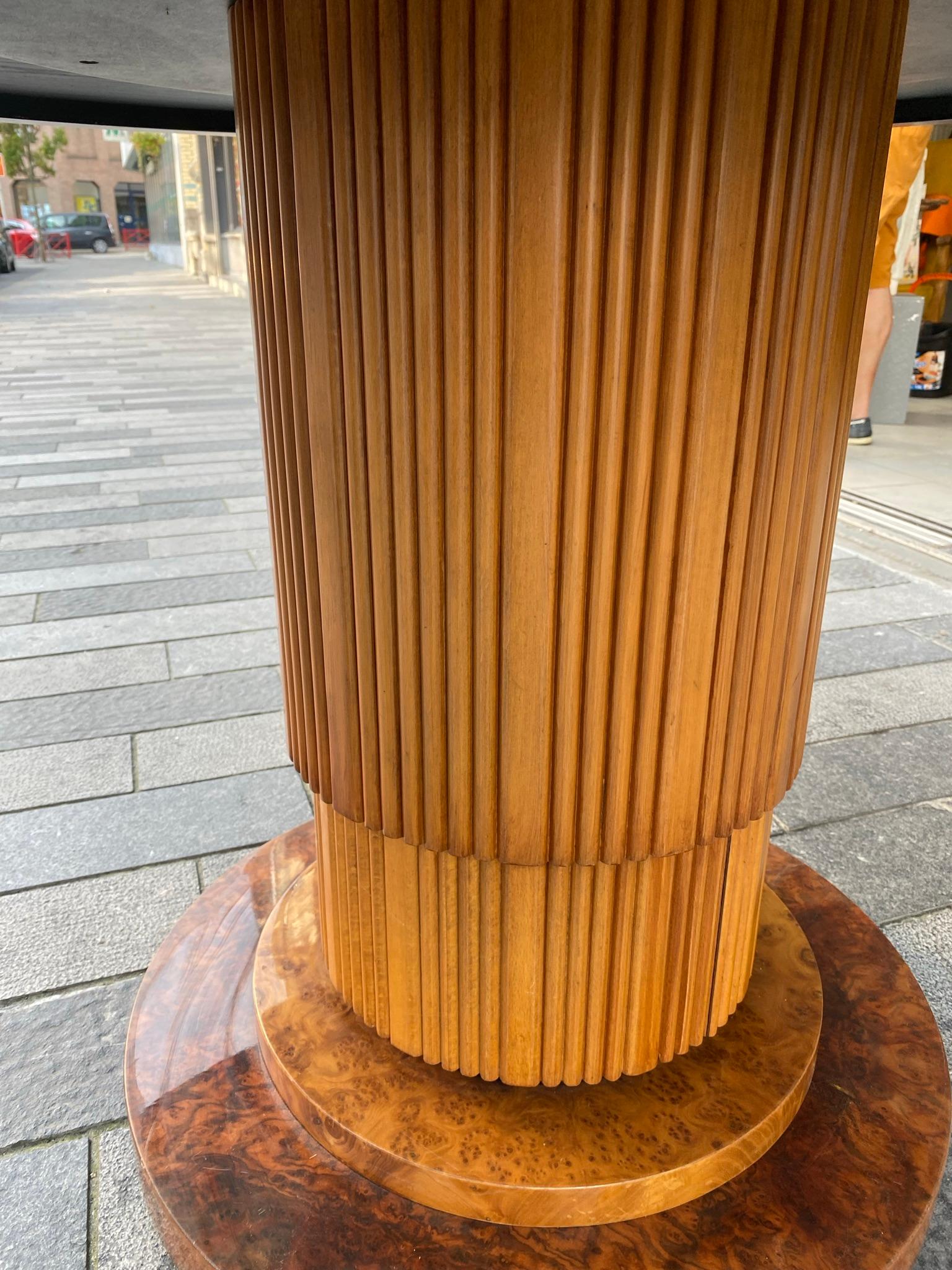 Grand The Pedestal Table en loupe d'orme, loupe d'Amboyna et noyer circa 1970 en vente 2