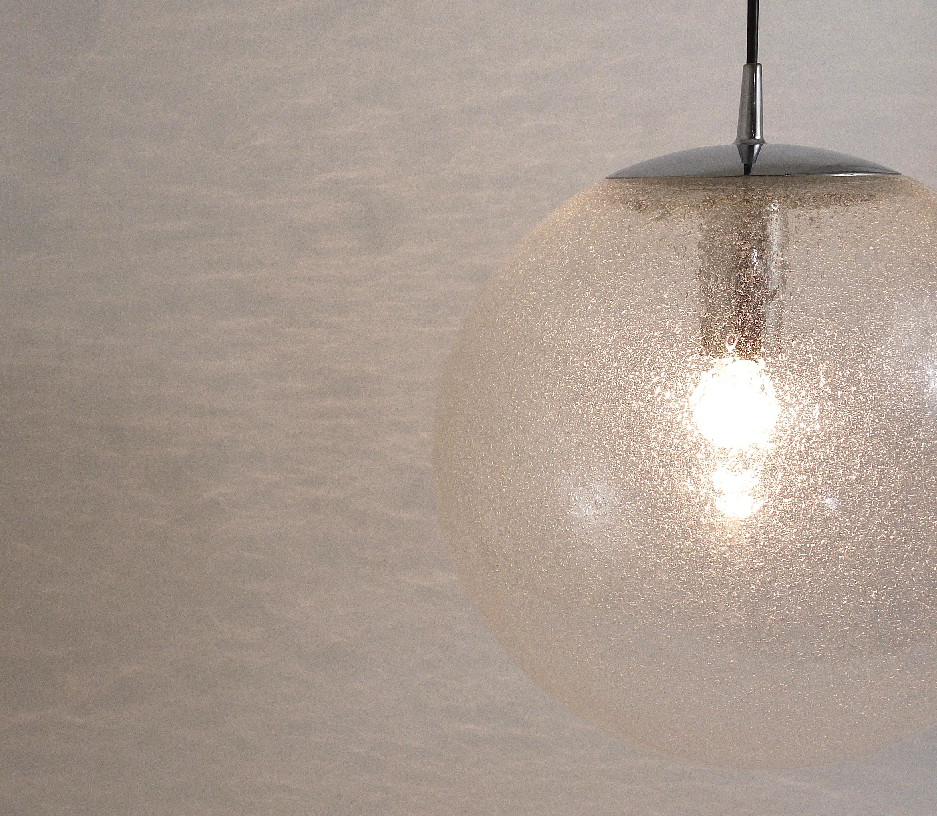 Space Age Grande lampada a sospensione a globo in vetro a bolle e cromo di Peil & Putzler, Germania, anni '70 in vendita