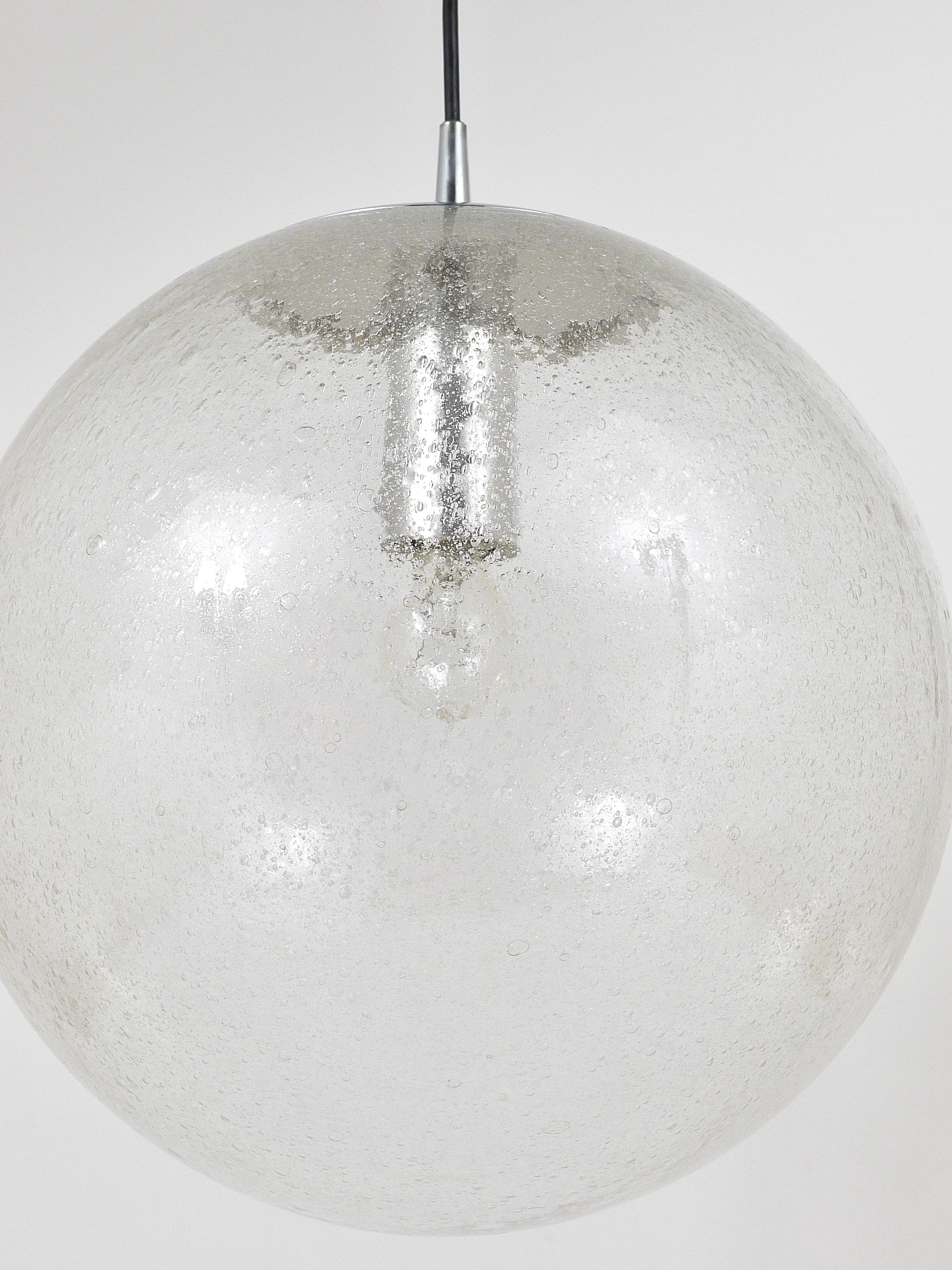 Grande lampada a sospensione a globo in vetro a bolle e cromo di Peil & Putzler, Germania, anni '70 in vendita 1