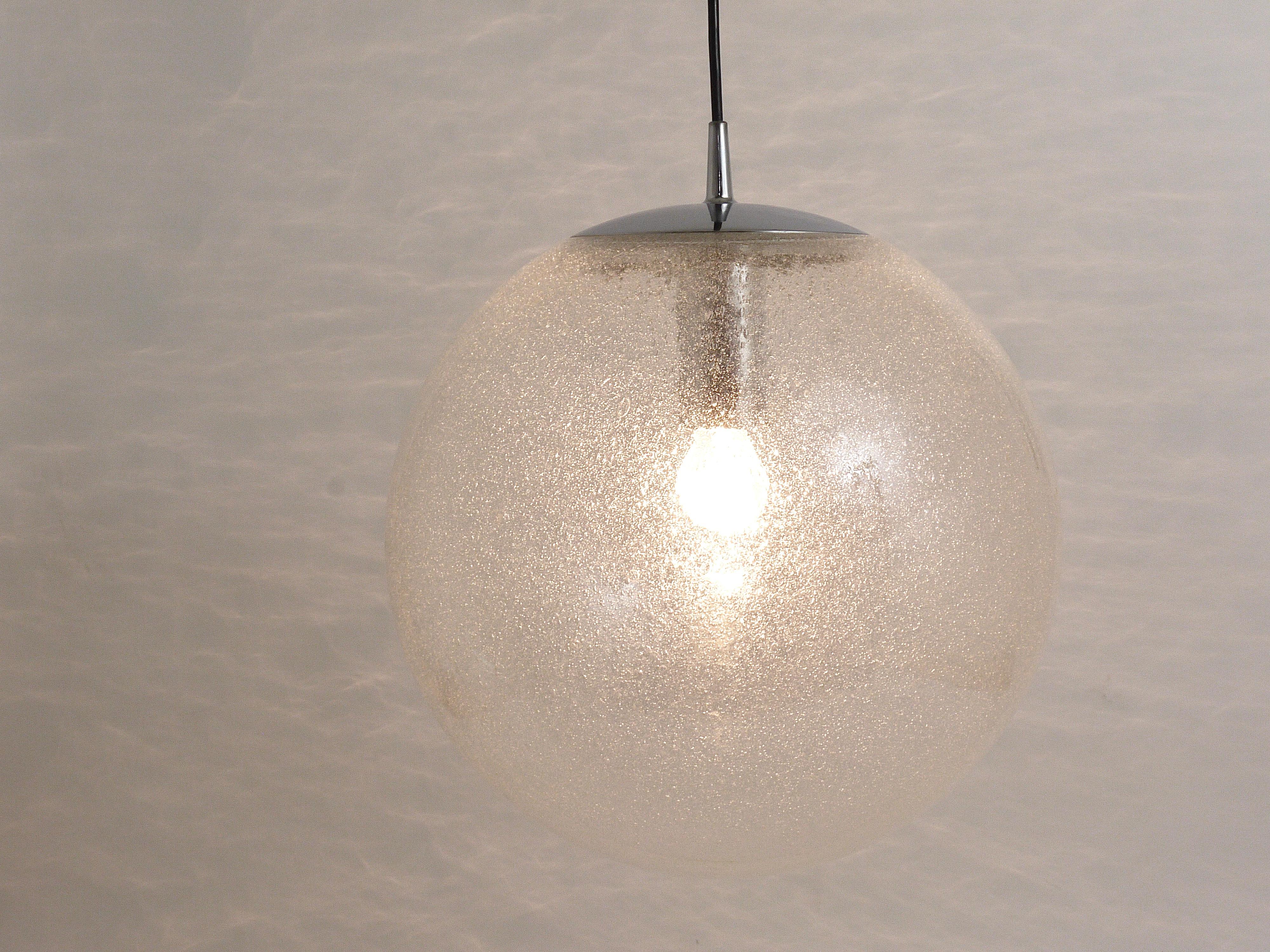 Grande lampada a sospensione a globo in vetro a bolle e cromo di Peil & Putzler, Germania, anni '70 in vendita 2
