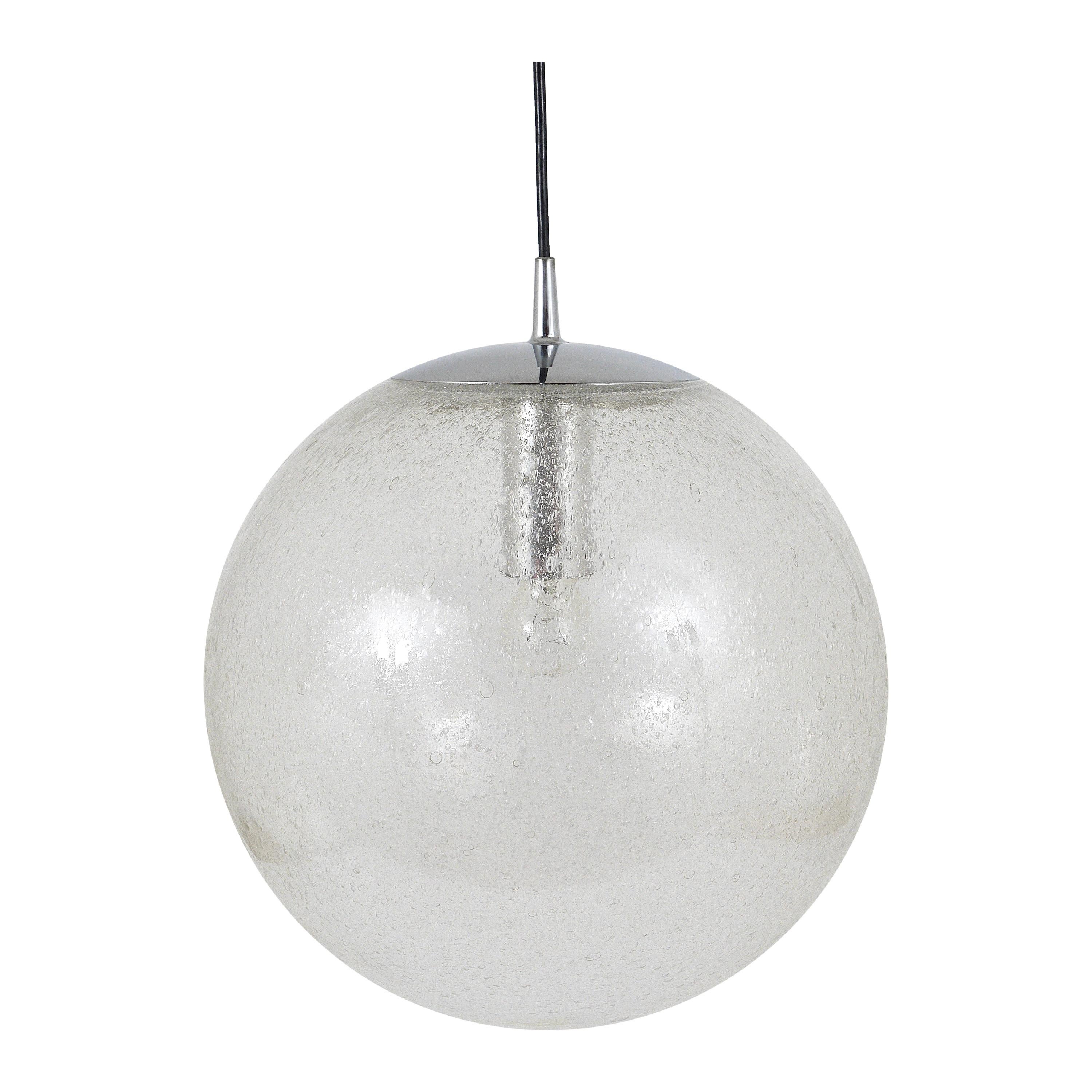 Grande lampe à suspension Peil & Putzler en verre bullé et globe chromé, Allemagne, 1970