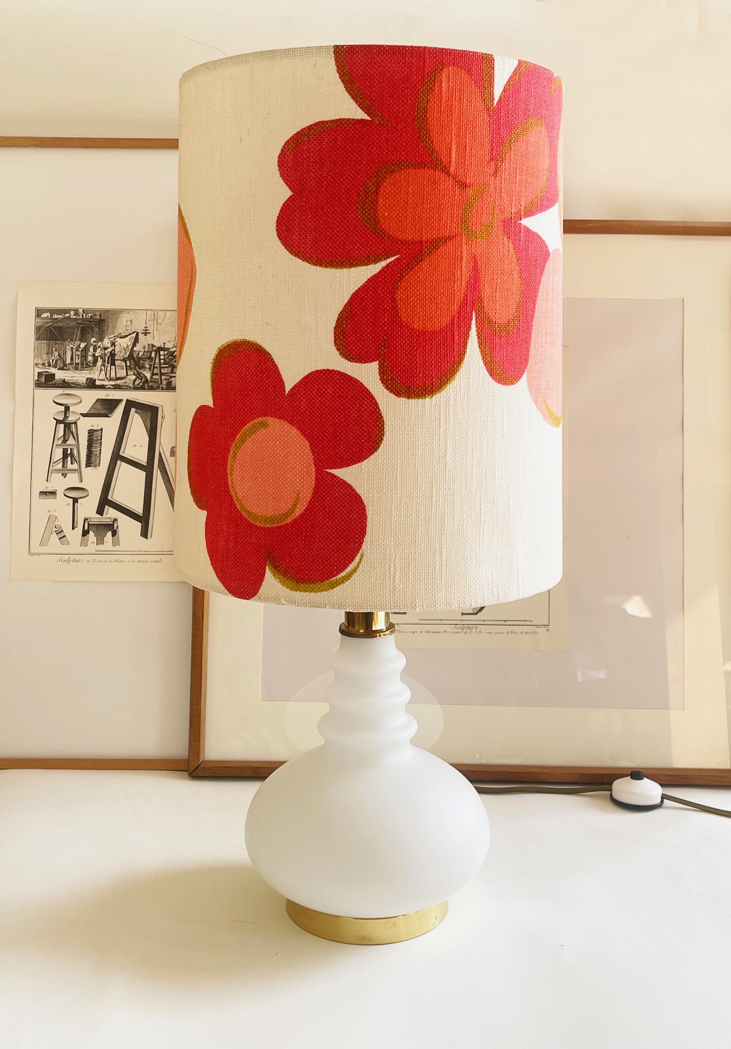 Grande lampada da terra Peill & Putzler degli anni '70, con esplosione floreale bianca e rosa, Germania in vendita 2