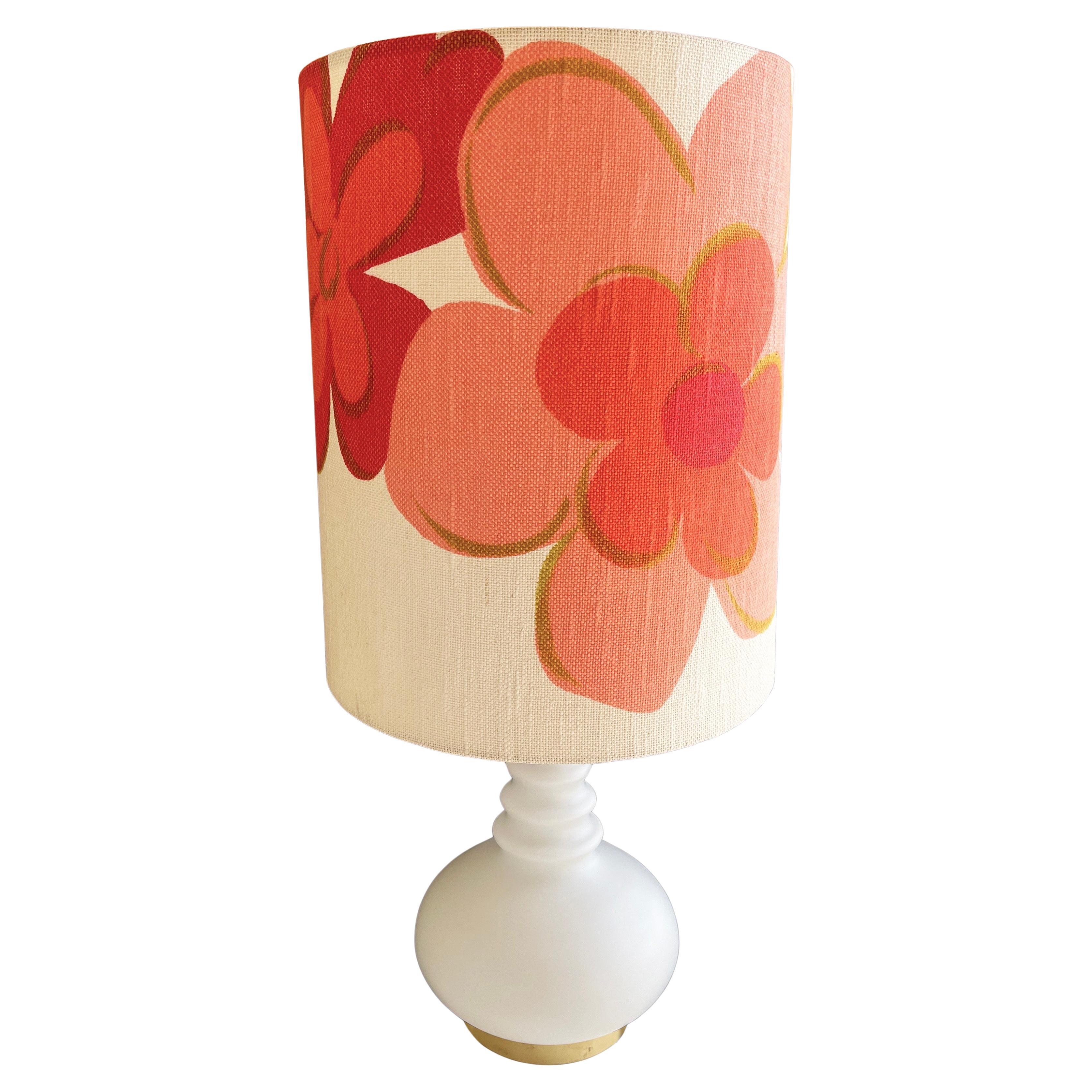Espressiva lampada da tavolo o da terra Peill & Putzler degli anni '70, realizzata in Germania. 
Base in vetro lattimo smerigliato che può essere illuminata!
Bellissimo paralume a fiori abbinato a un classico della metà del secolo scorso: il vetro