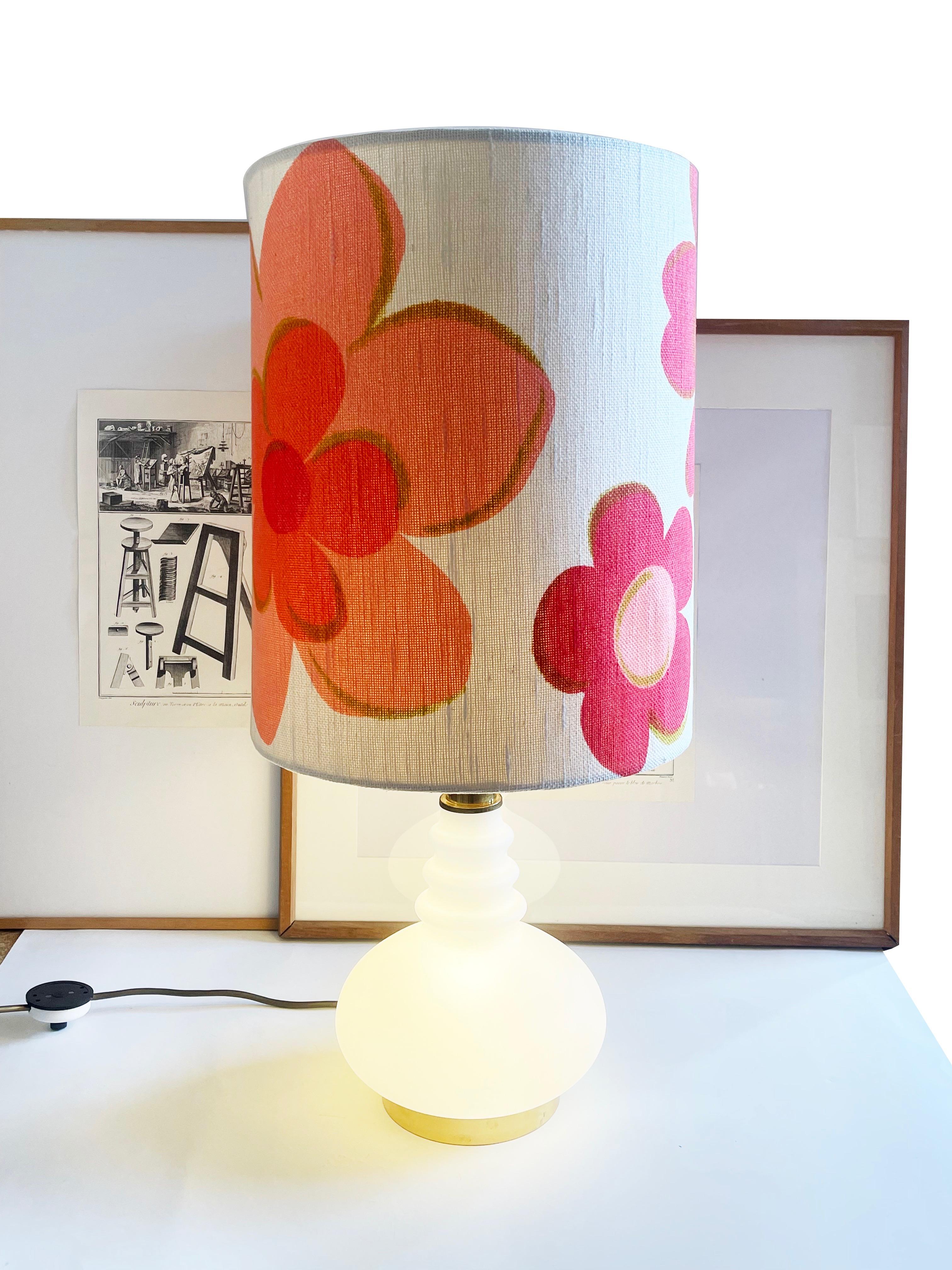 Tedesco Grande lampada da terra Peill & Putzler degli anni '70, con esplosione floreale bianca e rosa, Germania in vendita