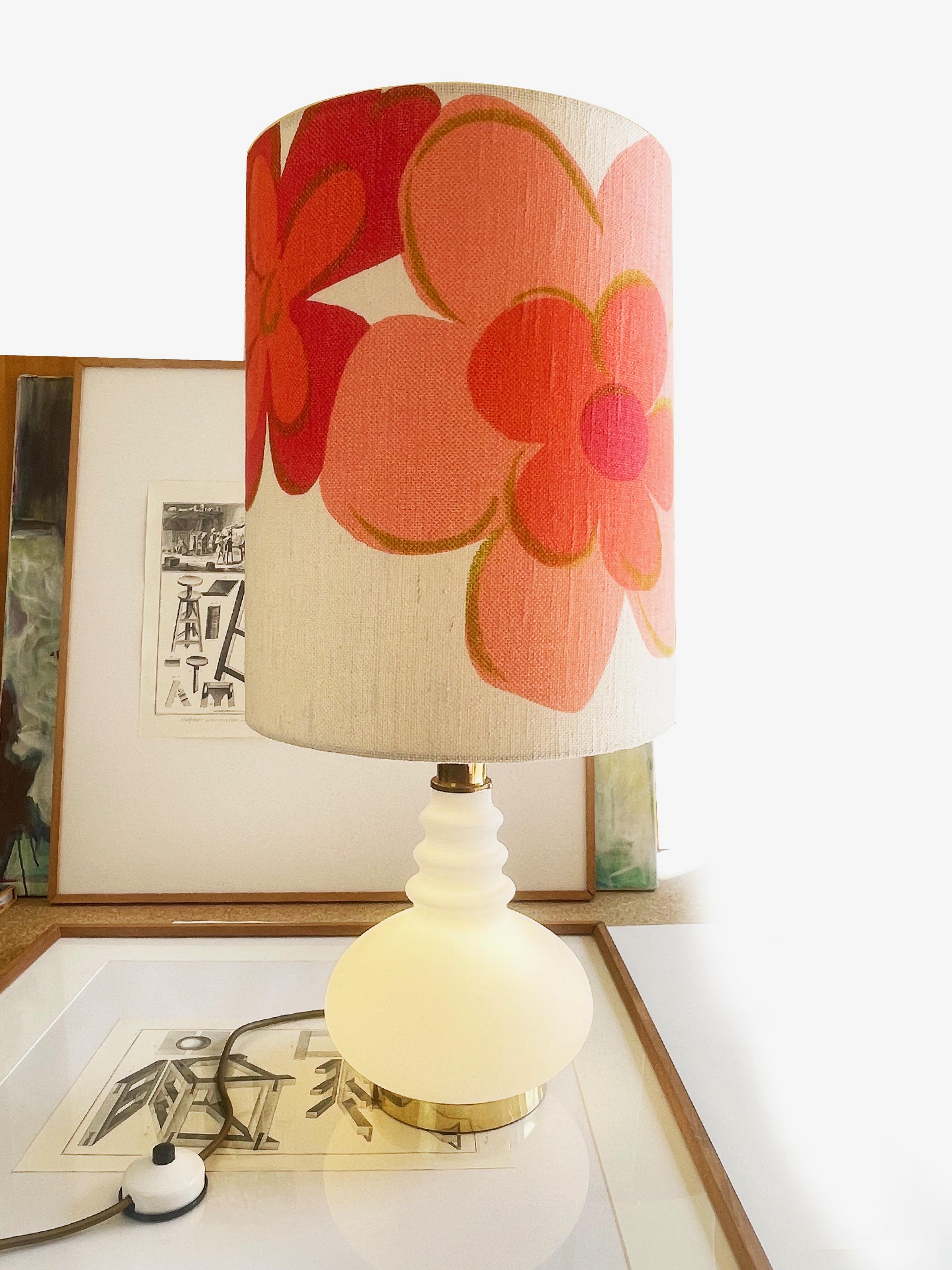 Fatto a mano Grande lampada da terra Peill & Putzler degli anni '70, con esplosione floreale bianca e rosa, Germania in vendita