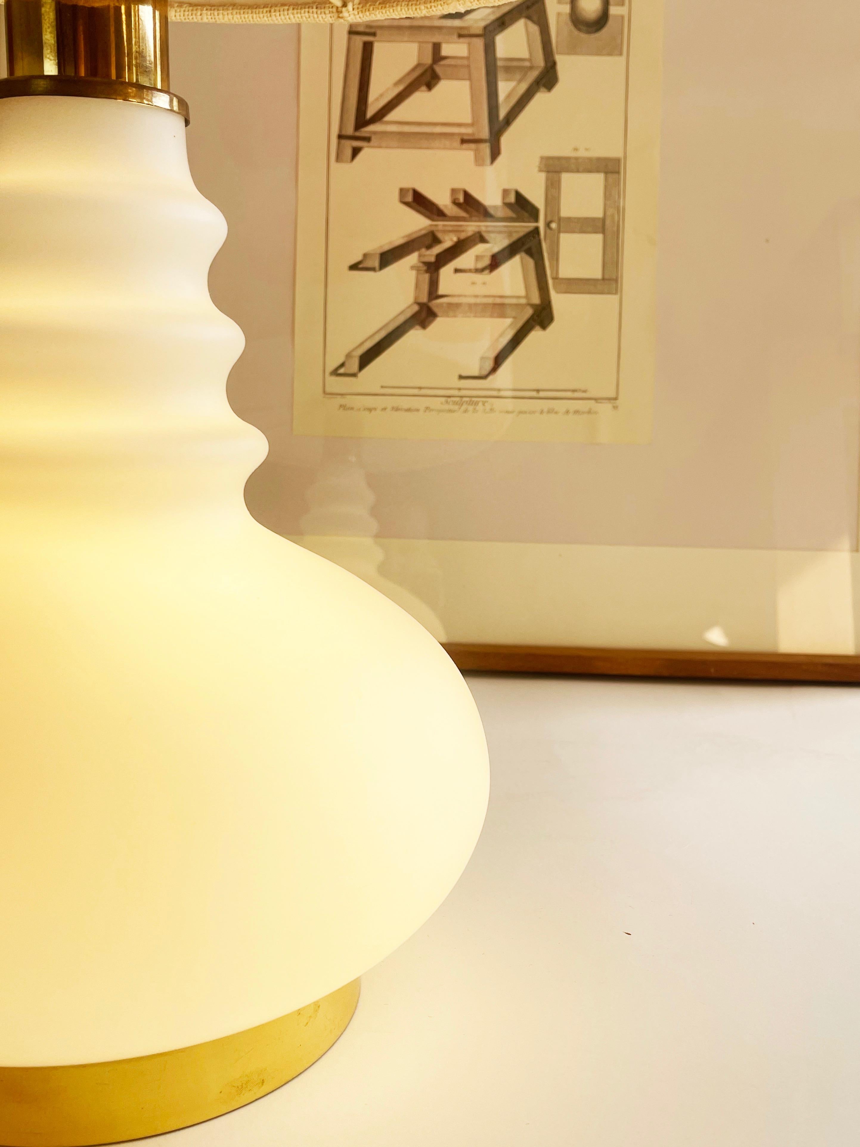 Grande lampada da terra Peill & Putzler degli anni '70, con esplosione floreale bianca e rosa, Germania In condizioni buone in vendita a Andernach, DE
