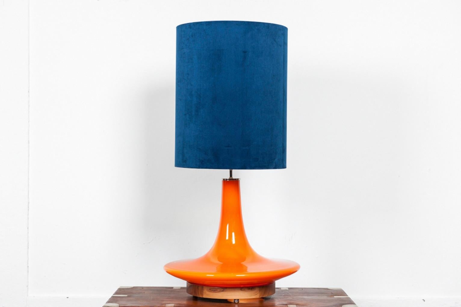 Grande lampe de table en verre orange conçue par Peill & Putzler, Allemagne.
Cette société a créé tant de beaux designs...
Ce modèle de 50 cm de diamètre était le plus grand de cette gamme de modèles.
C'était une lampe à suspension. Un