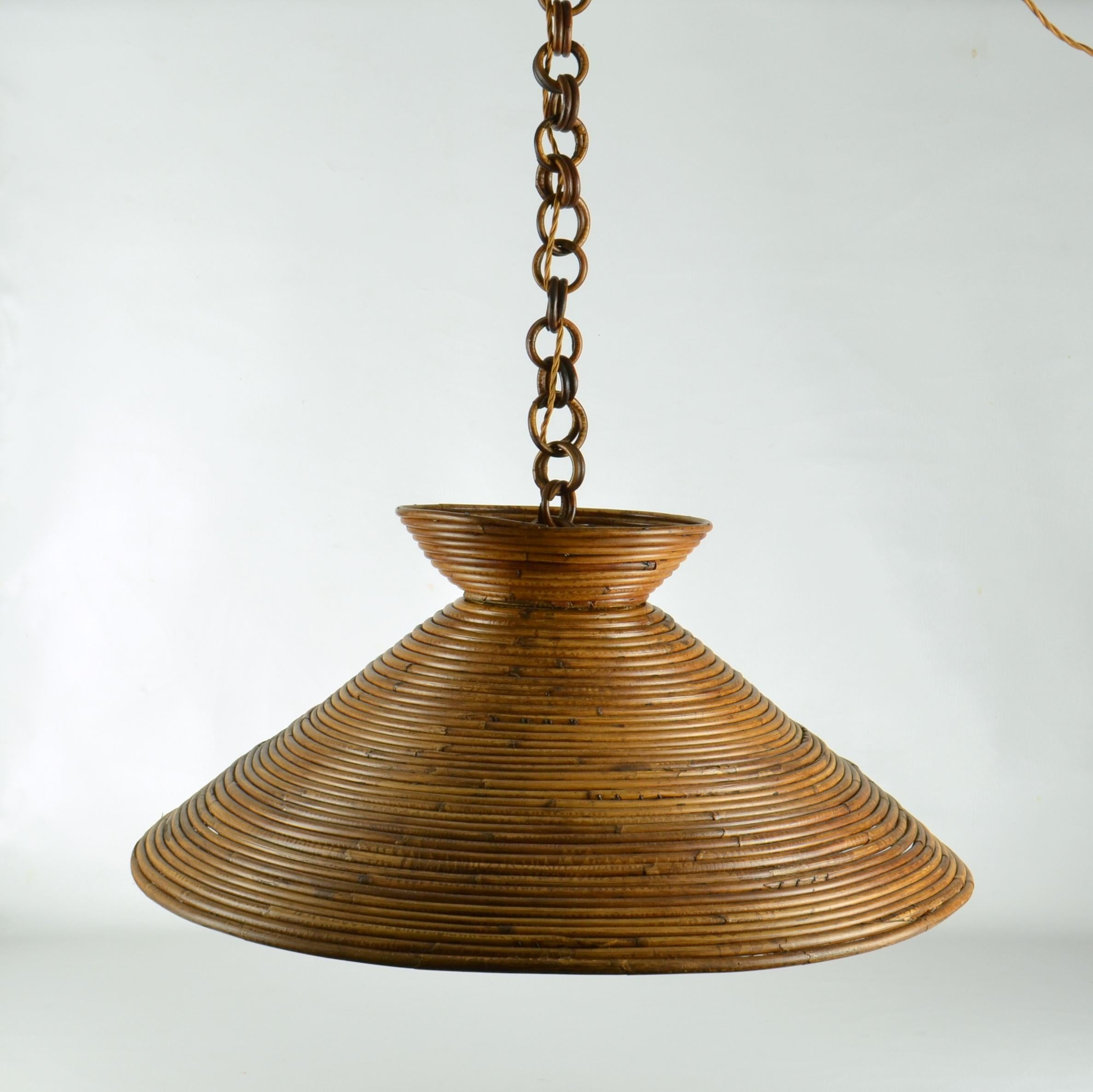 Large Spiral-wrapped pencil reed pendant in diabolic shape, Italy, 1970s, is suspended from a reed chain and matching ceiling rose in the style of Gabriella Crespi.
The total drop is 95 cm.