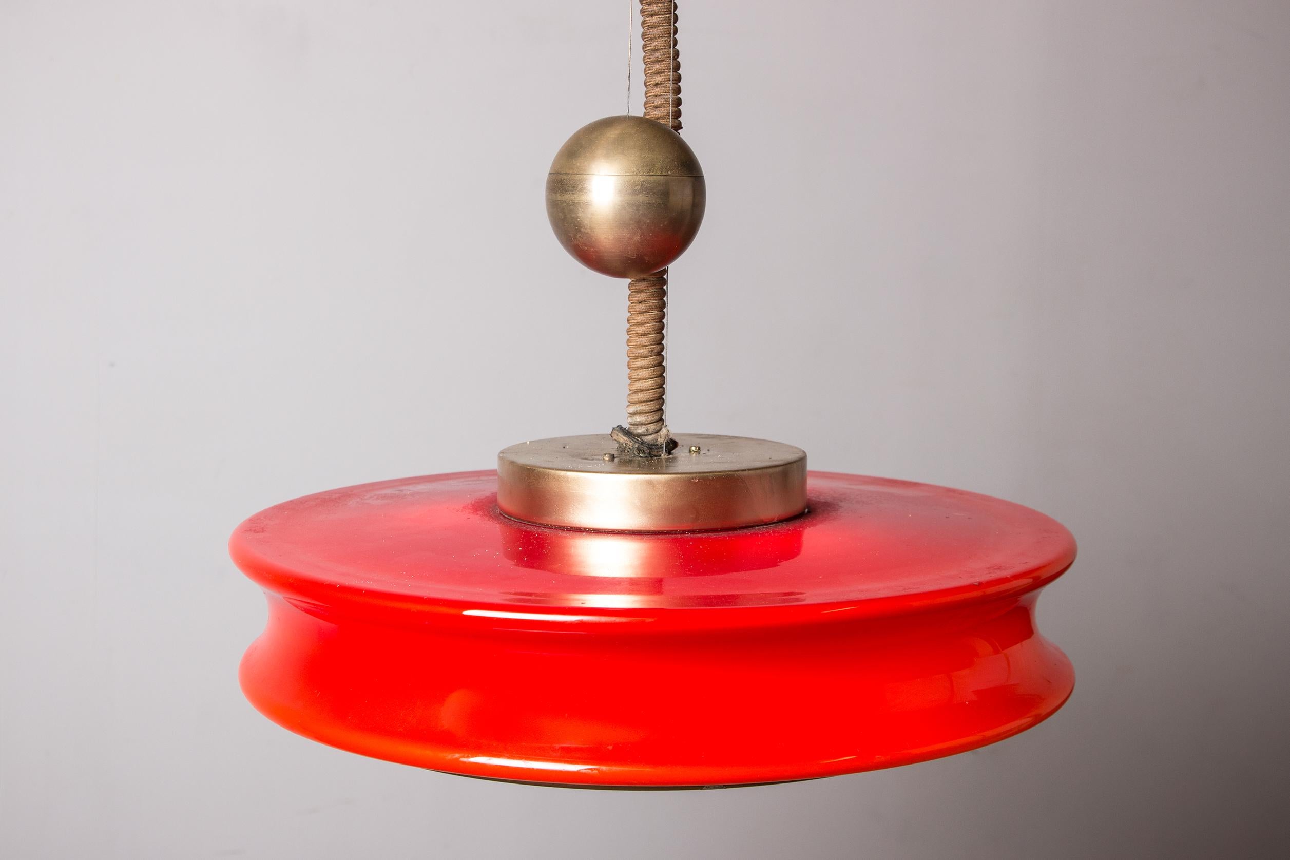 Grande lampe suspendue orientable en verre et laiton, modèle Orion, Schwarz Leuchten en vente 3