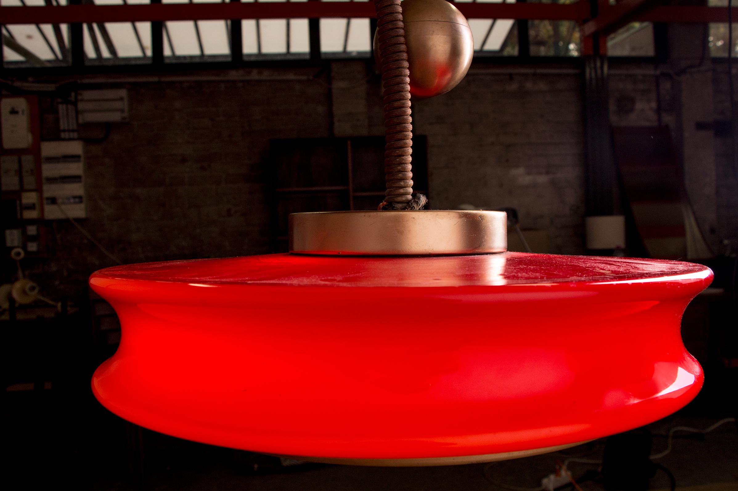 Grande lampe suspendue orientable en verre et laiton, modèle Orion, Schwarz Leuchten en vente 4