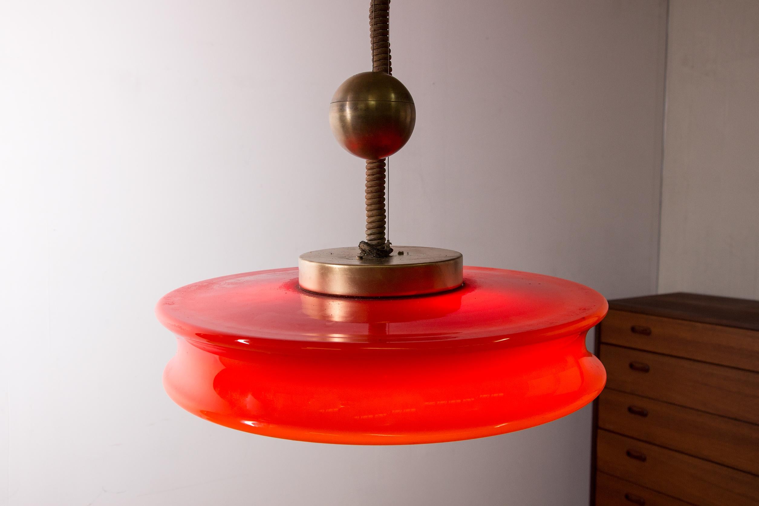 Grande lampe suspendue orientable en verre et laiton, modèle Orion, Schwarz Leuchten en vente 5