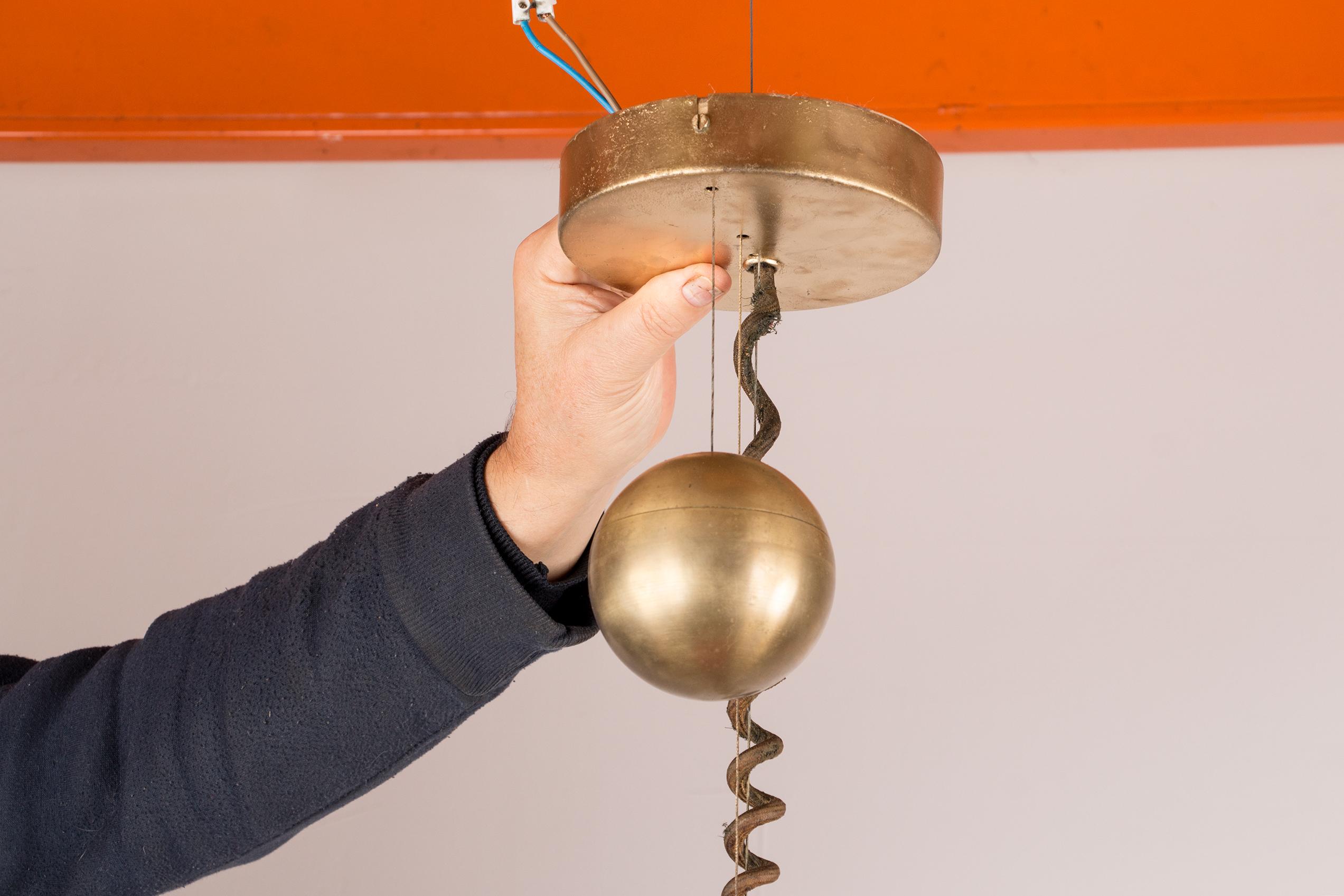 Grande lampe suspendue orientable en verre et laiton, modèle Orion, Schwarz Leuchten en vente 9