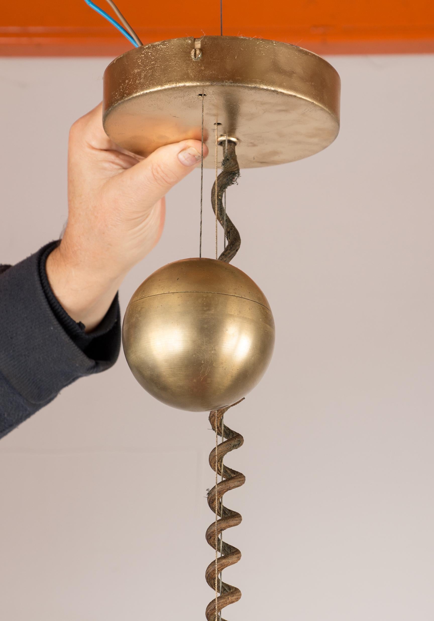 Grande lampe suspendue orientable en verre et laiton, modèle Orion, Schwarz Leuchten en vente 10