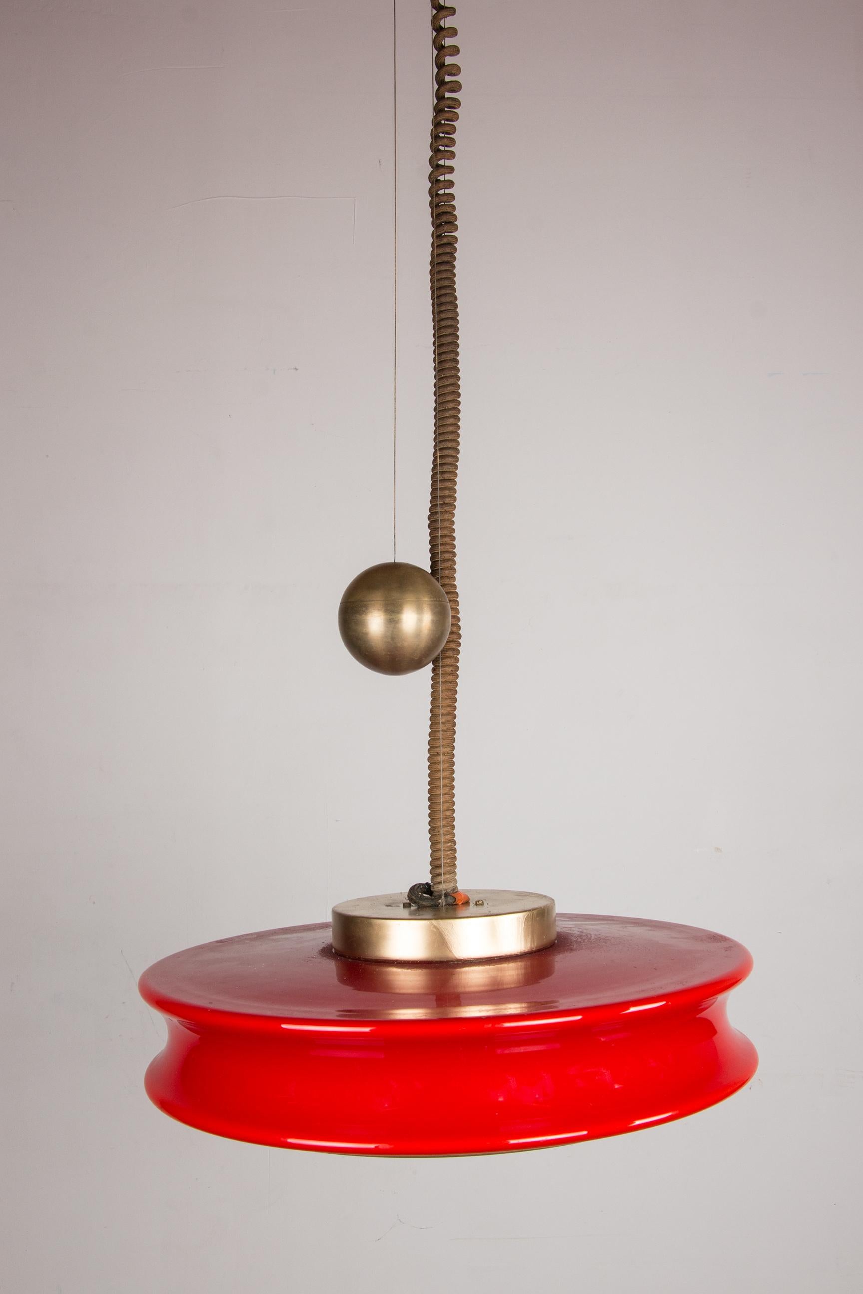 Scandinave moderne Grande lampe suspendue orientable en verre et laiton, modèle Orion, Schwarz Leuchten en vente