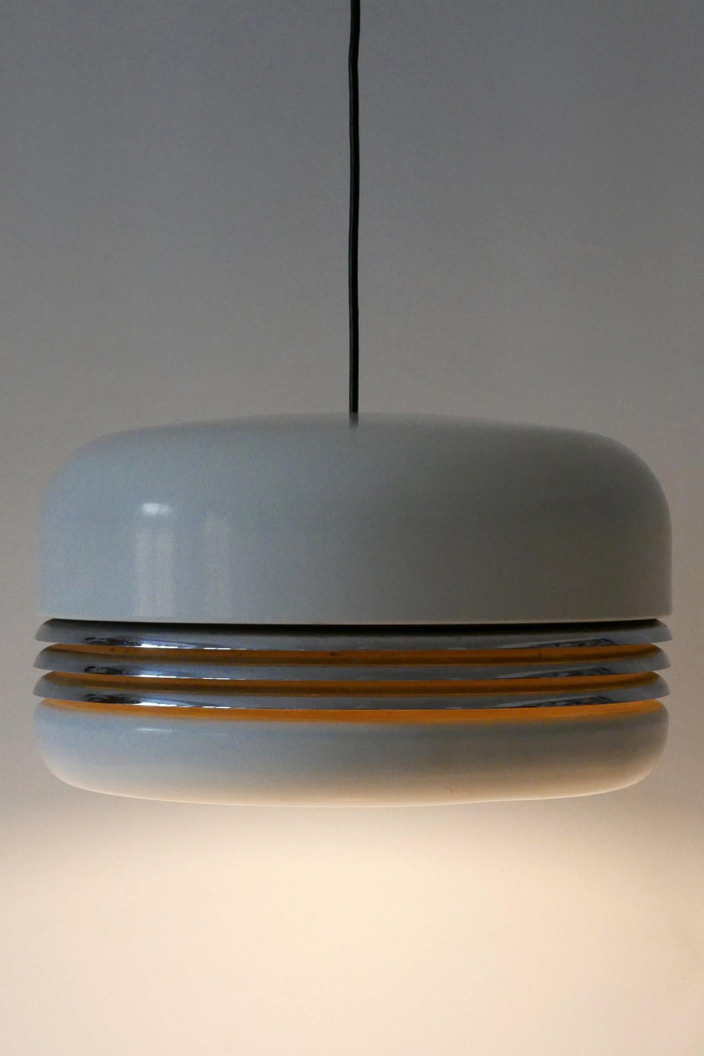 Rare, large and elegant Mid-Century Modern pendant lamp or hanging light '5526'. Designed by Alfred Kalthoff for Staff & Schwarz, Germany, 1970.

Executed in white enameled aluminum and chrome-plated metal, it comes with 1 x E27 / E26 Edison screw