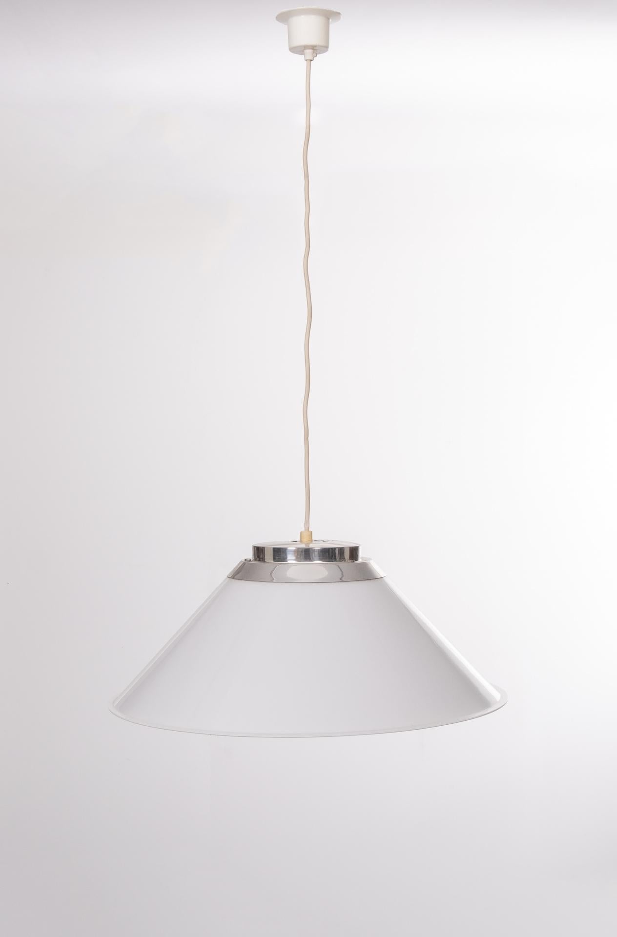 Lámpara colgante Mars de Per Sundstedt para Ateljé Lyktan, década de 1970. Pantalla de plástico blanco. Incluye 
anillo interior metálico. Pequeña abolladura. Firmado, años 70, Suecia.