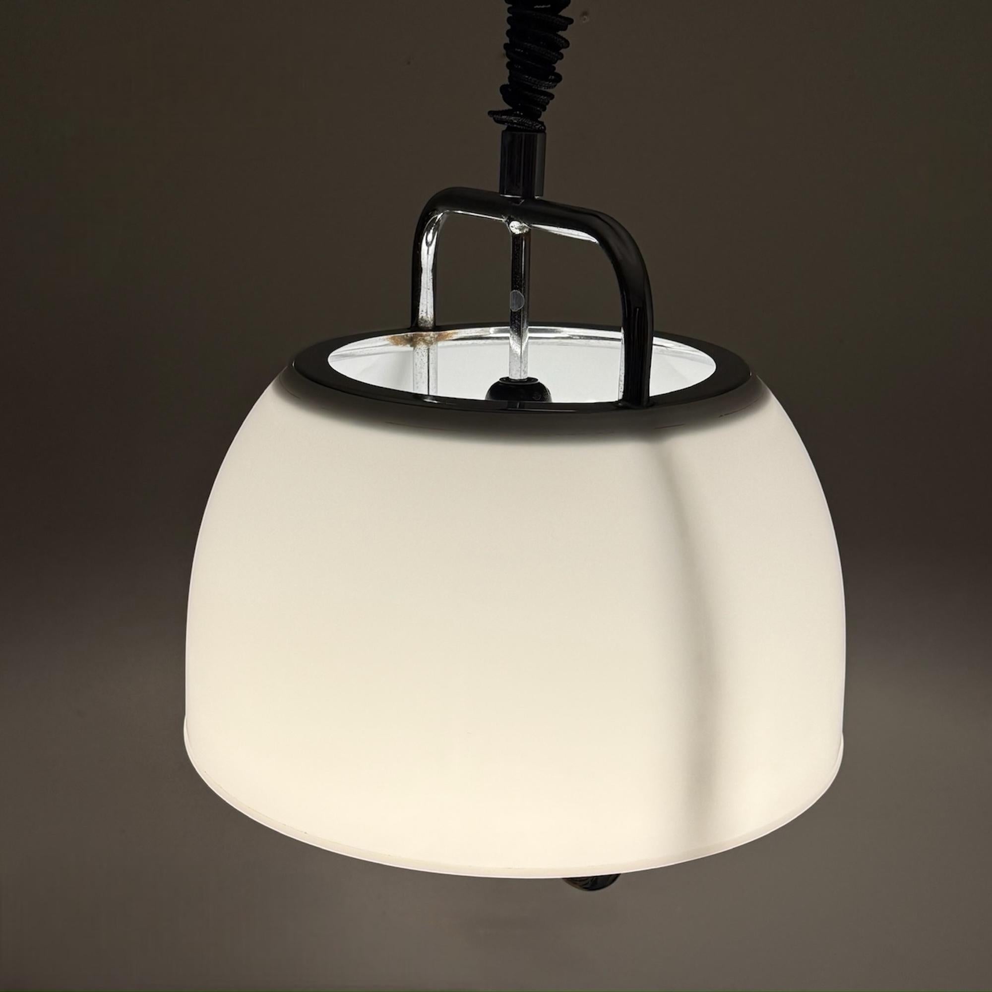 Italiano Lampada a sospensione grande di Harvey Guzzini in metallo cromato e metacrilato, anni '70 in vendita