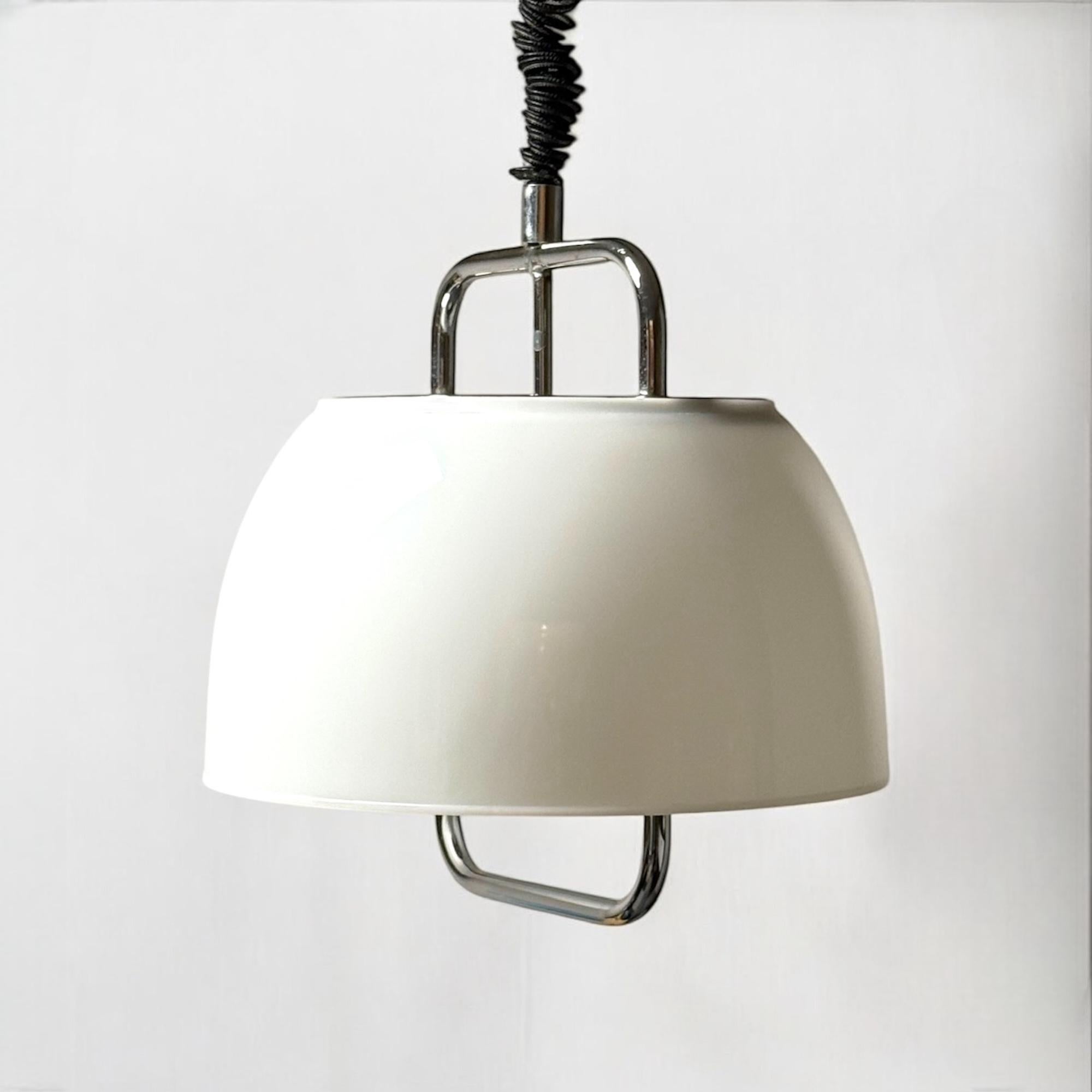 Lampada a sospensione grande di Harvey Guzzini in metallo cromato e metacrilato, anni '70 In condizioni buone in vendita a San Benedetto Del Tronto, IT
