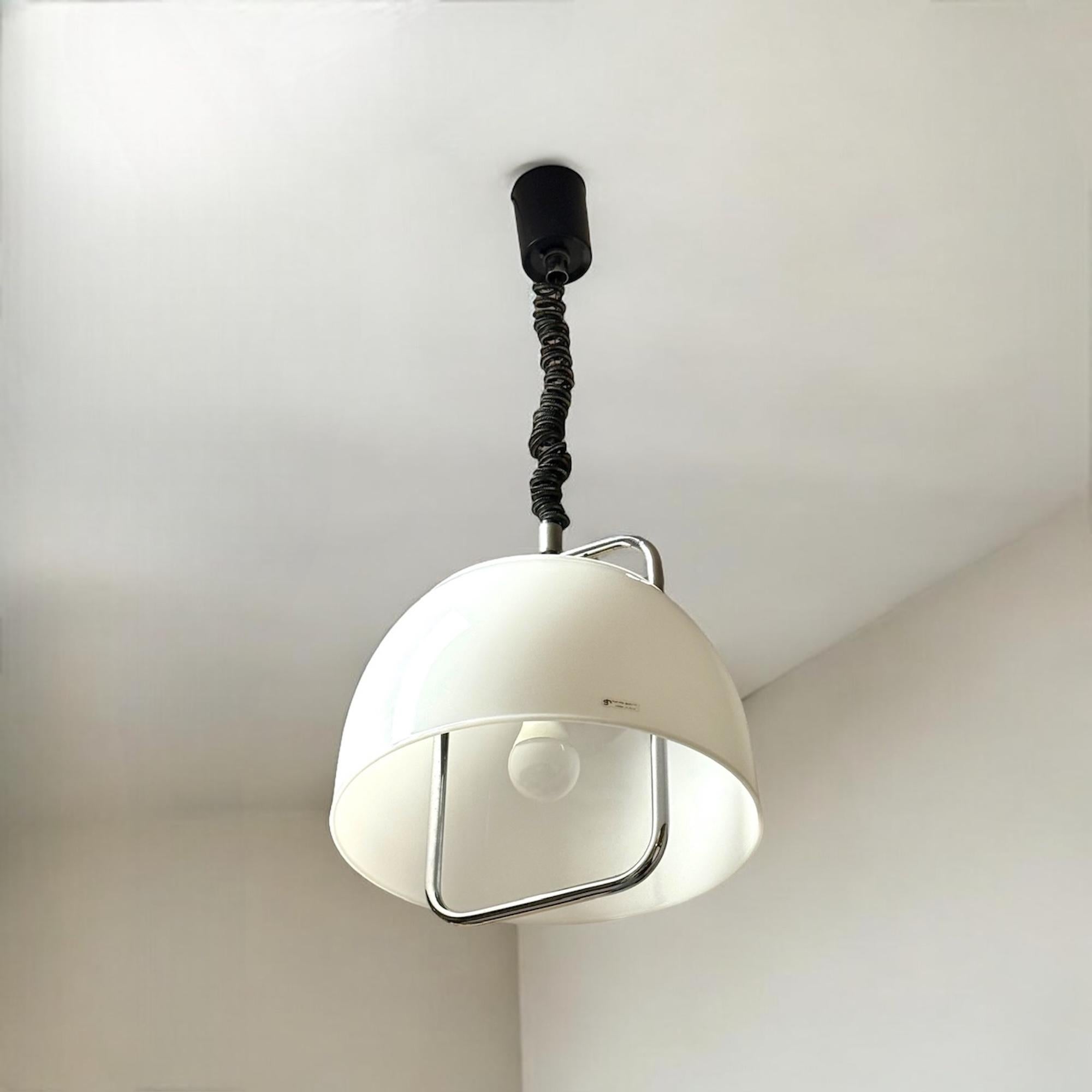 Fine XX secolo Lampada a sospensione grande di Harvey Guzzini in metallo cromato e metacrilato, anni '70 in vendita