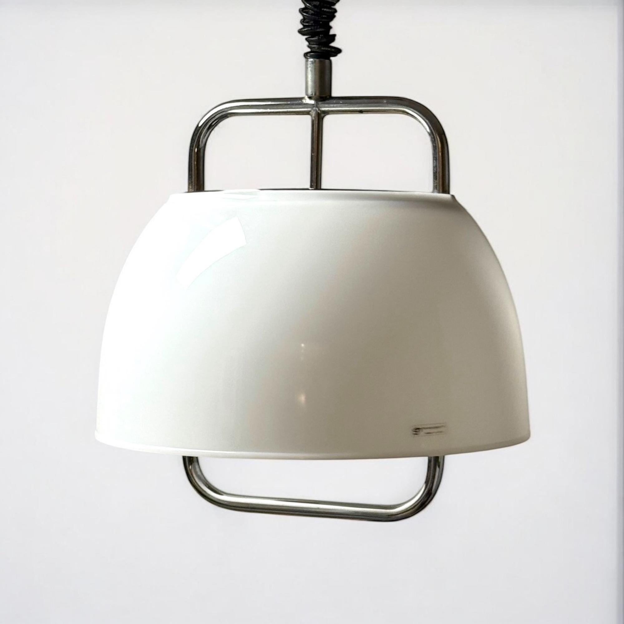 Acrilico Lampada a sospensione grande di Harvey Guzzini in metallo cromato e metacrilato, anni '70 in vendita