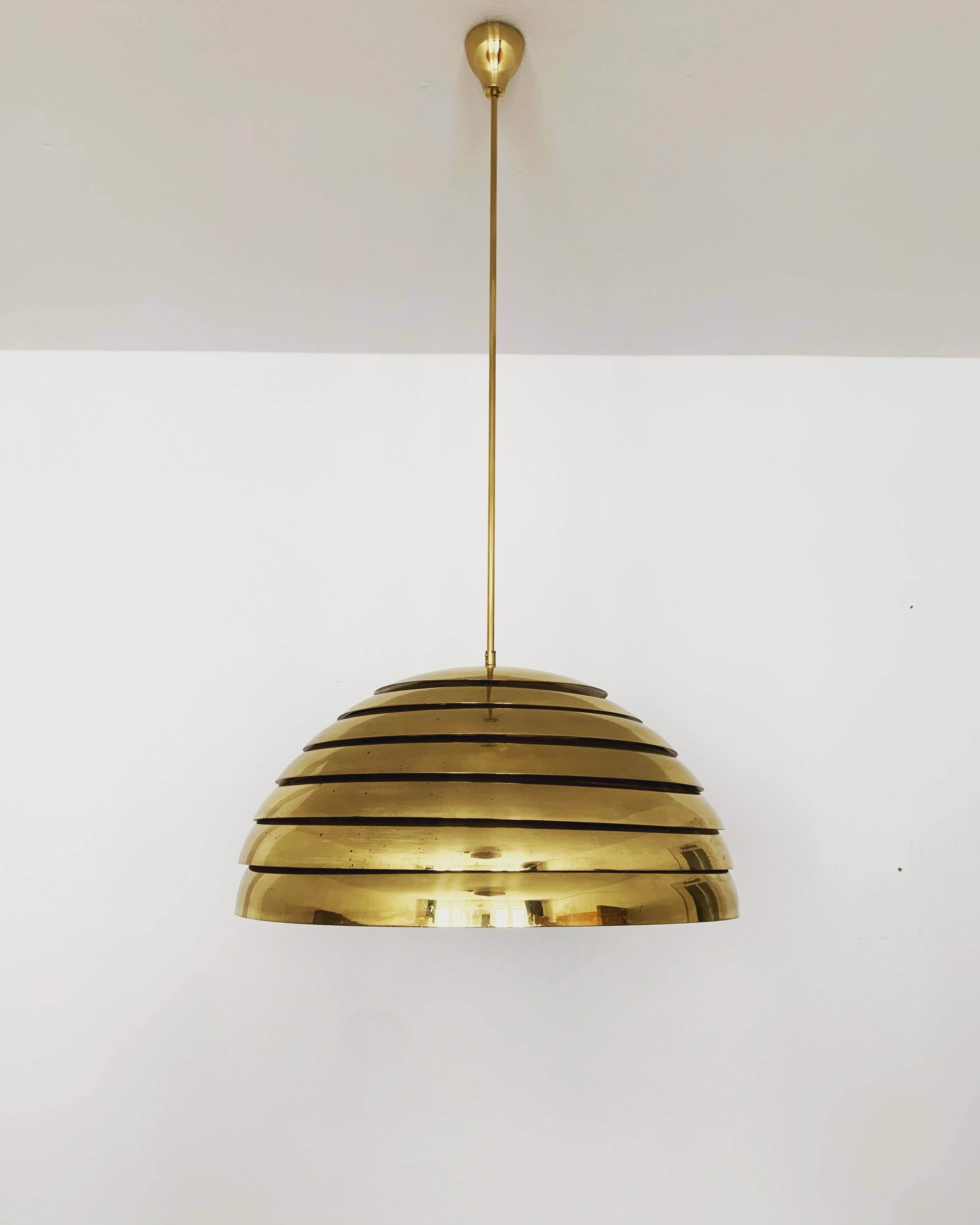 Impressionante lampada in ottone di grandi dimensioni degli anni '60.
Un design straordinariamente riuscito e una lavorazione di altissima qualità.
La semisfera in ottone con le lamelle diffonde una piacevole atmosfera luminosa.

Produttore: