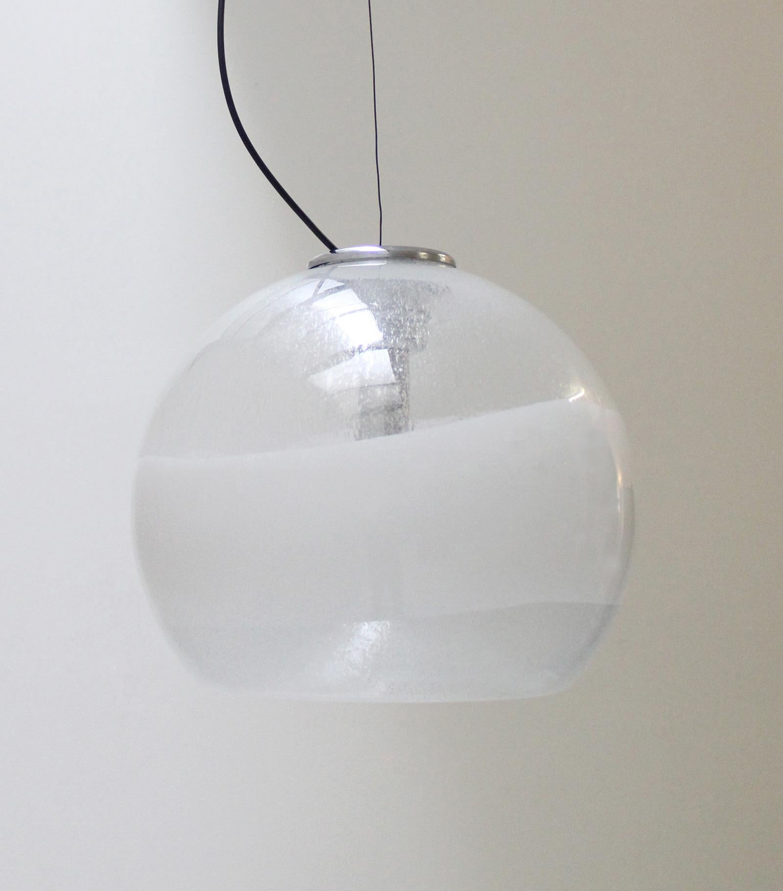 Grande lampada a sospensione disegnata da Gino Poli ed Ettore Fantasia per Sothis, Italia anni '60. Vetro di Murano soffiato a mano con decorazioni in vetro pulegoso e lattimo bianco. Una lampadina esterna E27.