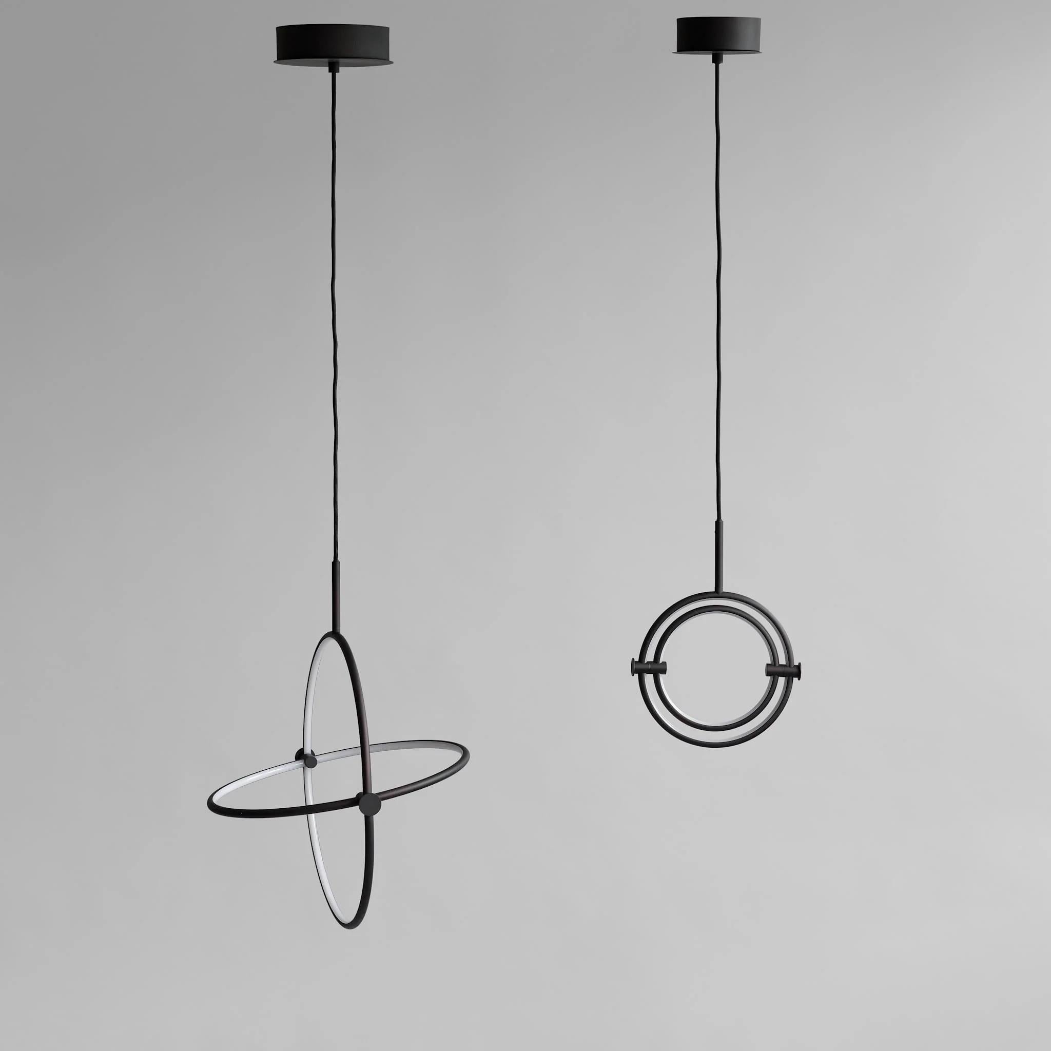 Français Grande lampe suspendue, finition patine noire, métal et acrylique, art contemporain. en vente
