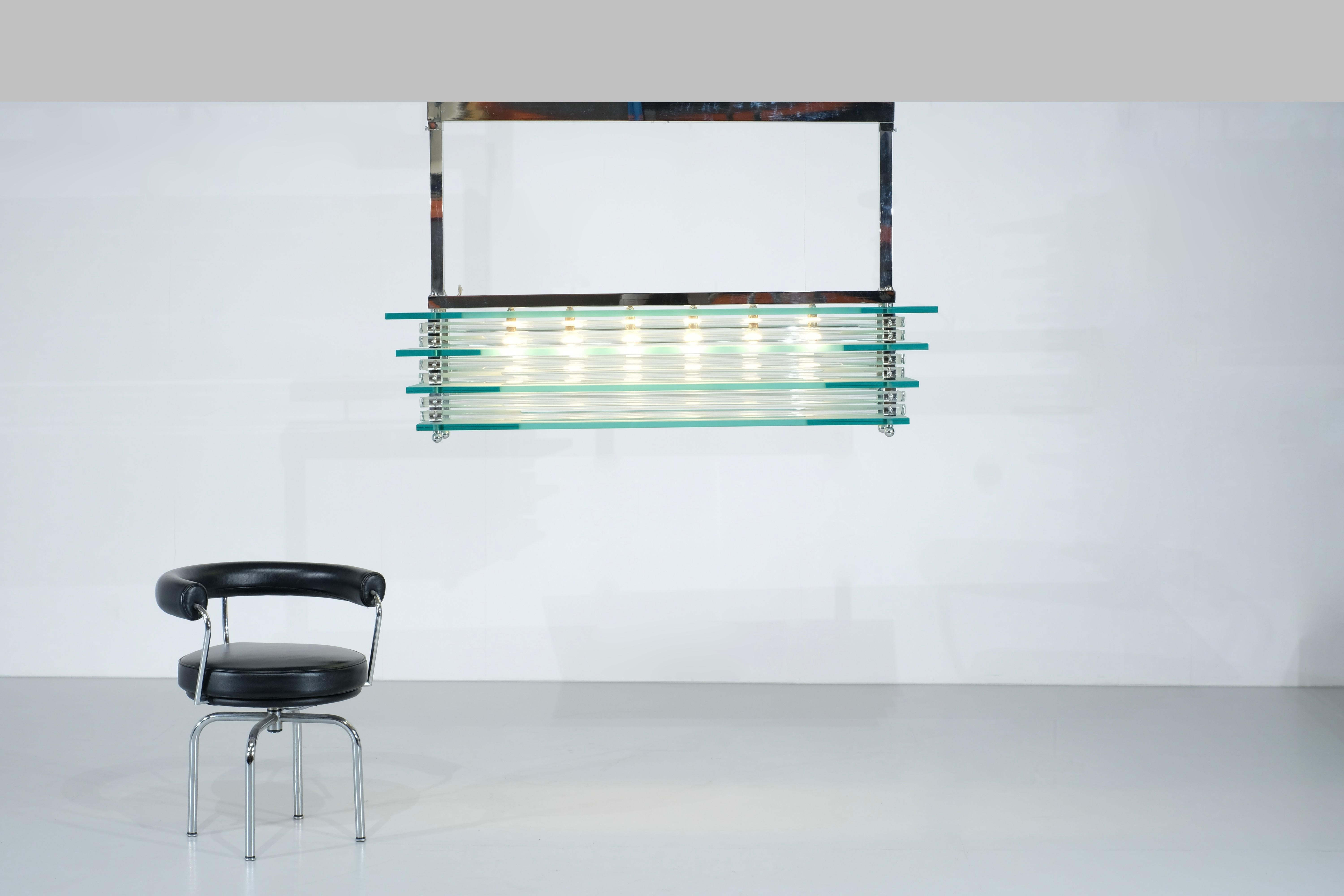 Stupendo lampadario da soffitto con struttura cromata e vetro smussato su 4 livelli, diverse aste in vetro trasparente per una luce meravigliosamente diffusa.

Attribuito a Veca, dagli anni '70 in Italia.

Due pezzi disponibili.

 

Periodo di
