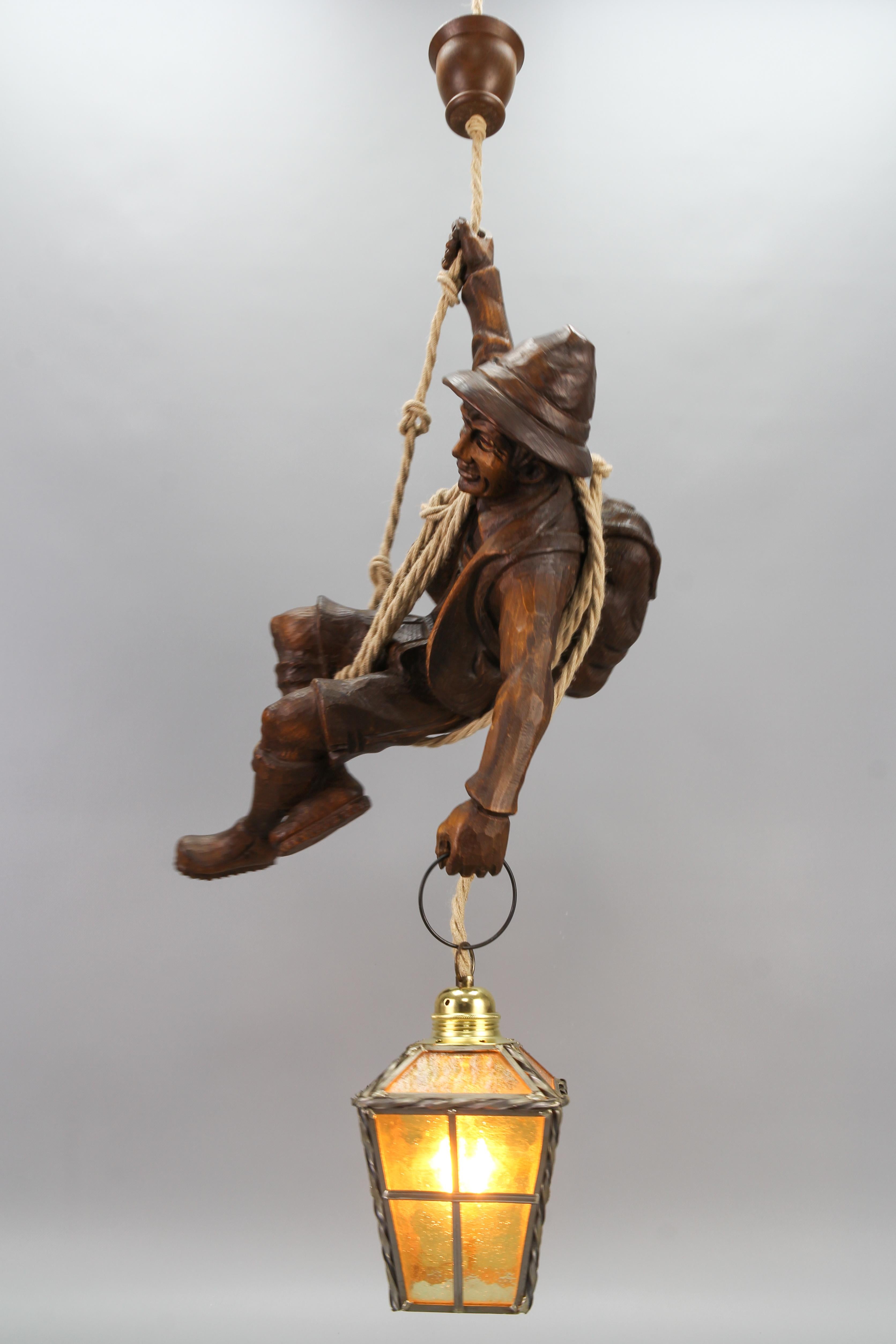 Grande lampe à suspension avec figure de pendule sculptée et lanterne, Allemagne en vente 4
