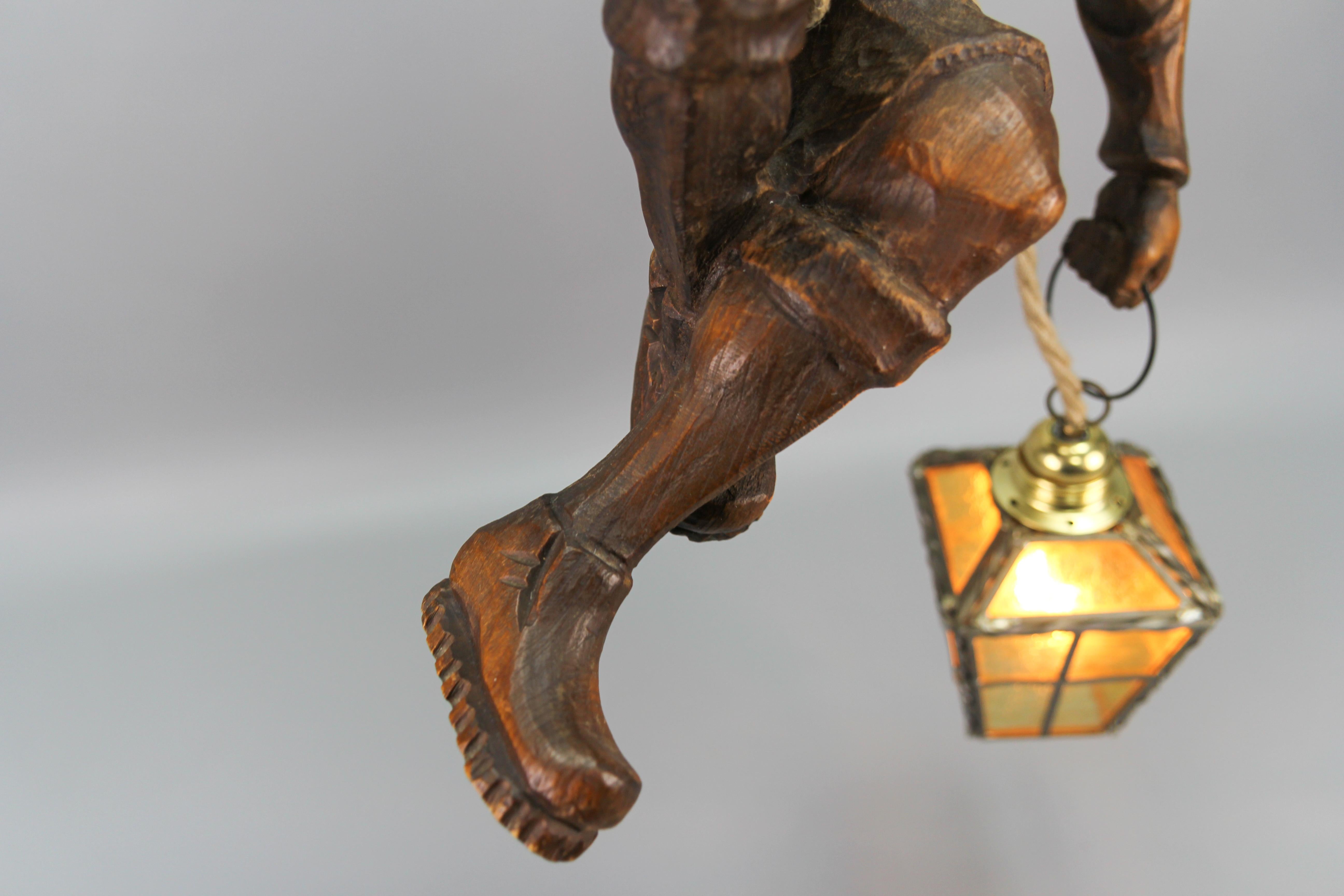 Grande lampe à suspension avec figure de pendule sculptée et lanterne, Allemagne en vente 5