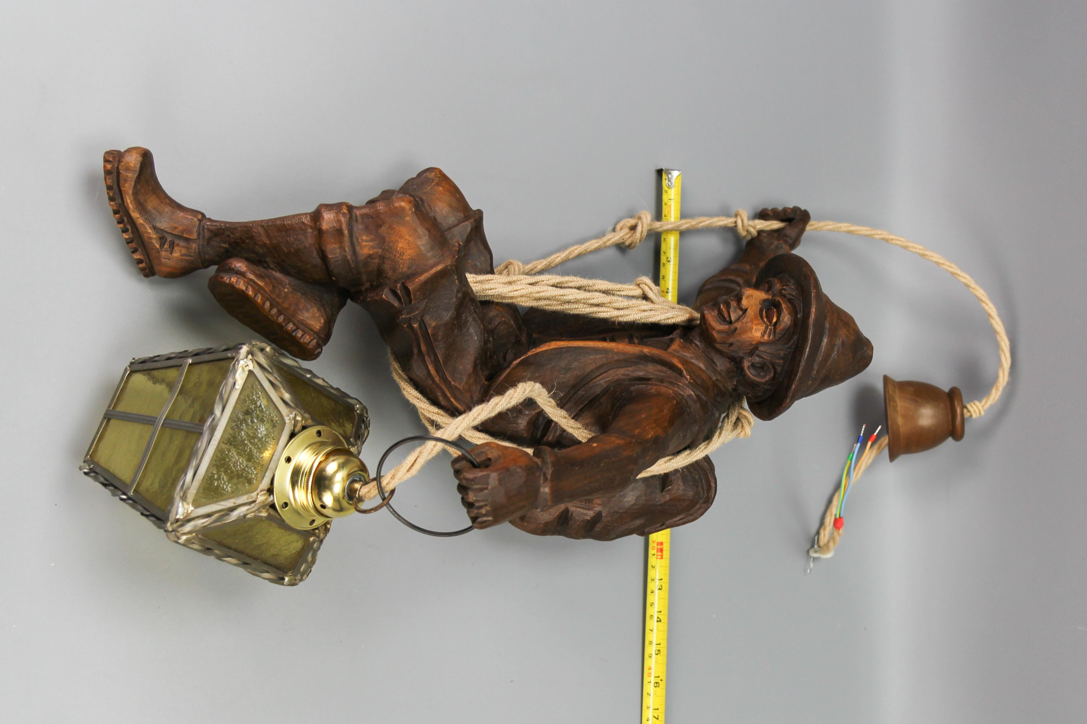 Grande lampe à suspension avec figure de pendule sculptée et lanterne, Allemagne en vente 8