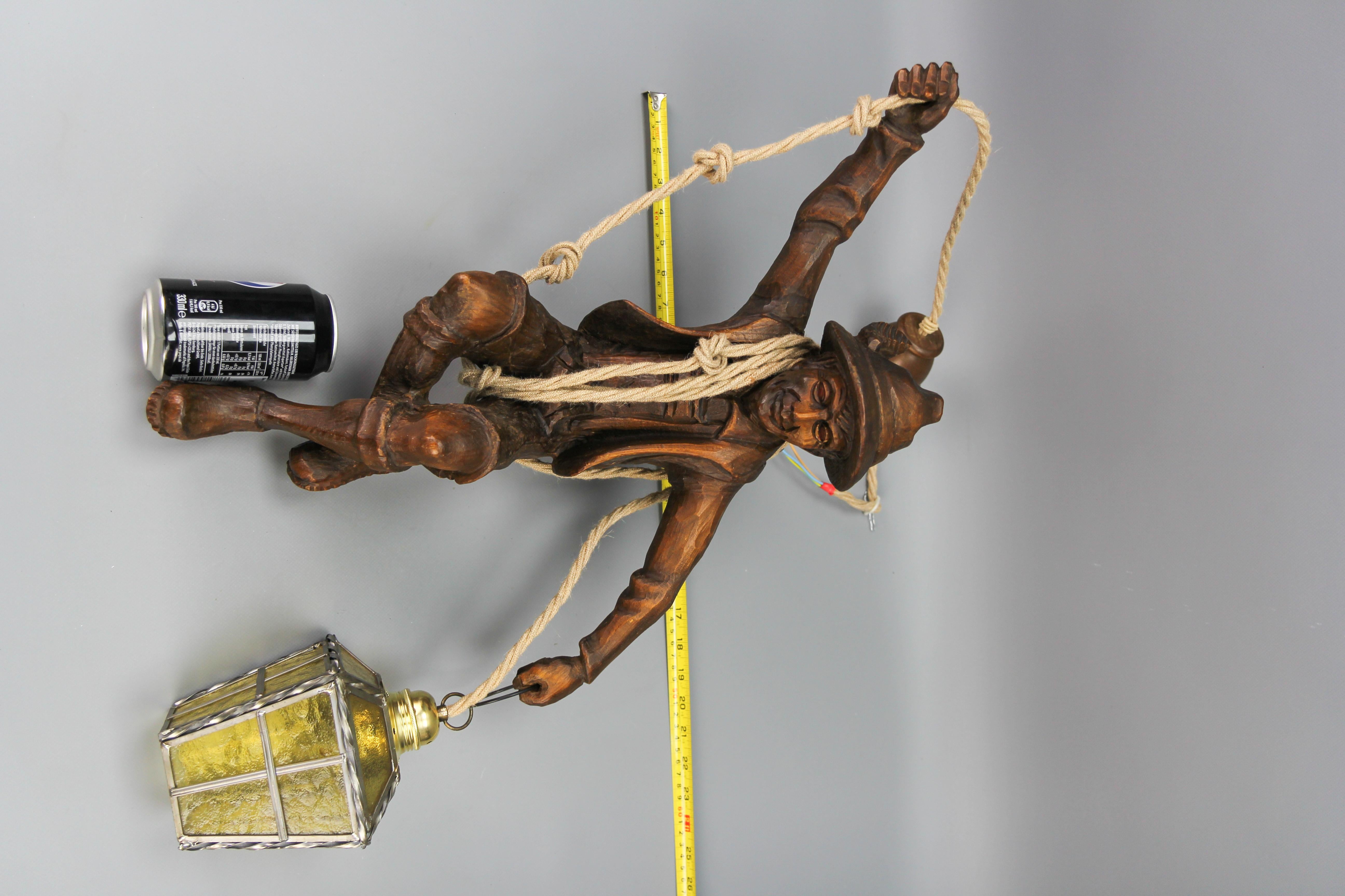 Grande lampe à suspension avec figure de pendule sculptée et lanterne, Allemagne en vente 9
