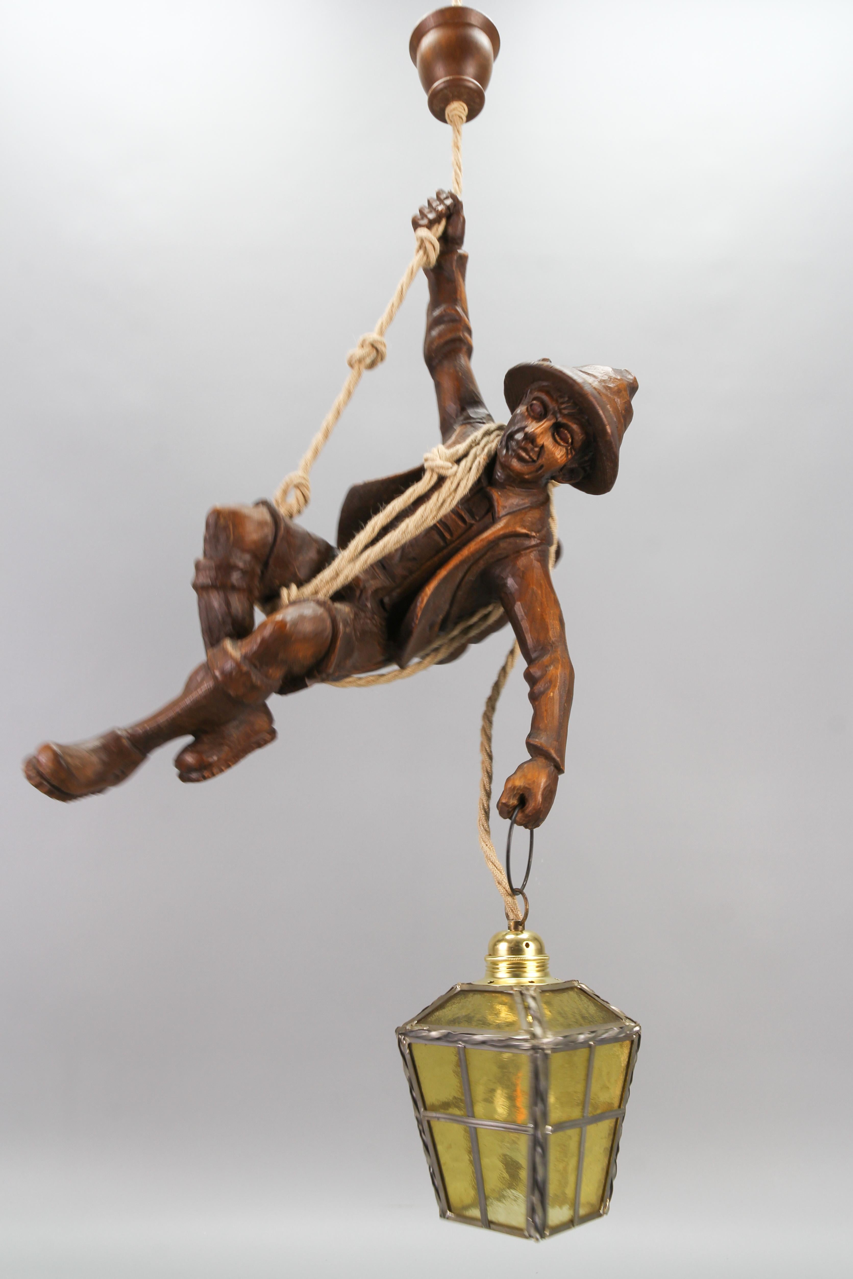 Grande lampe à suspension avec figure de pendule sculptée et lanterne, Allemagne en vente 12