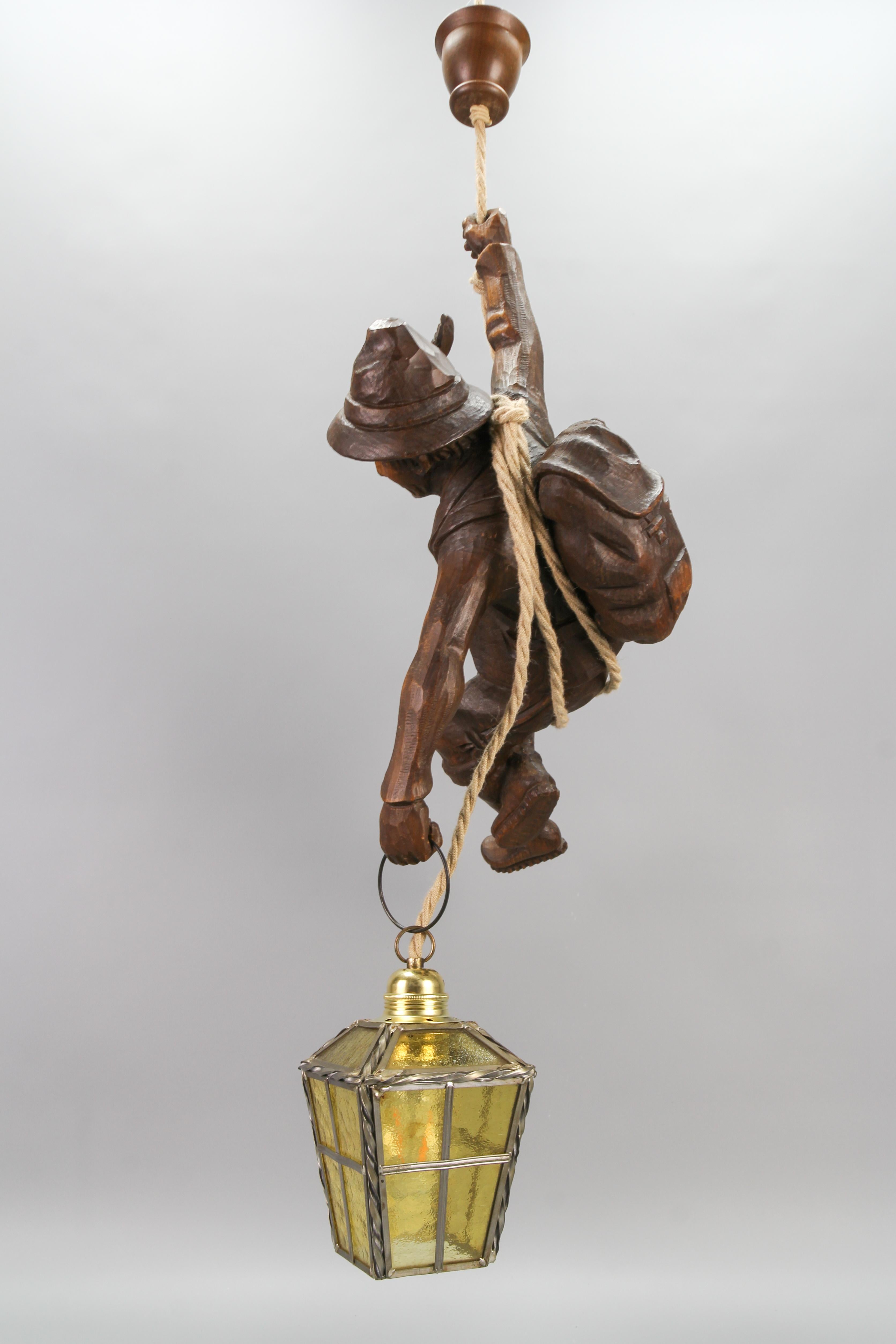 Forêt-Noire Grande lampe à suspension avec figure de pendule sculptée et lanterne, Allemagne en vente