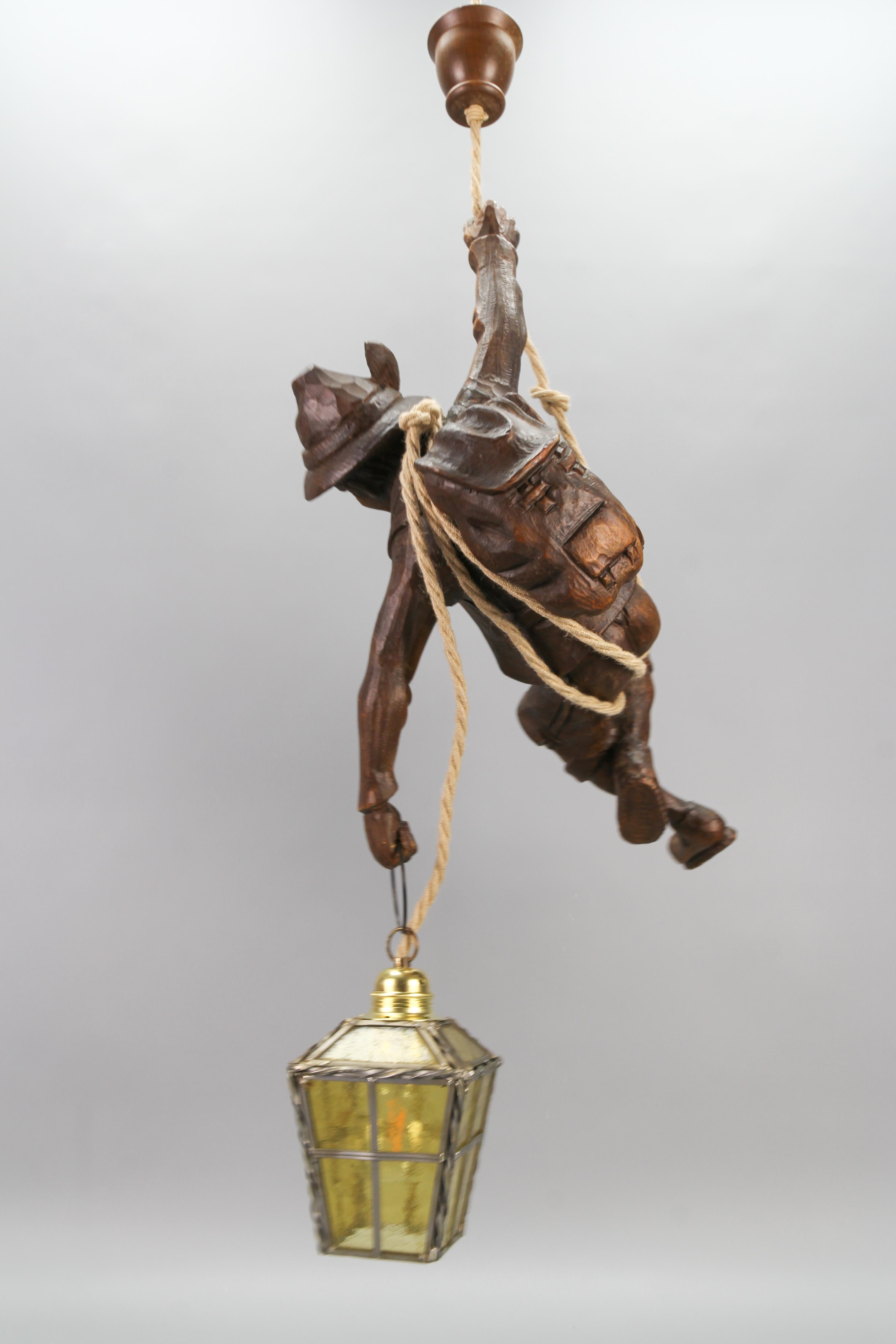 Allemand Grande lampe à suspension avec figure de pendule sculptée et lanterne, Allemagne en vente