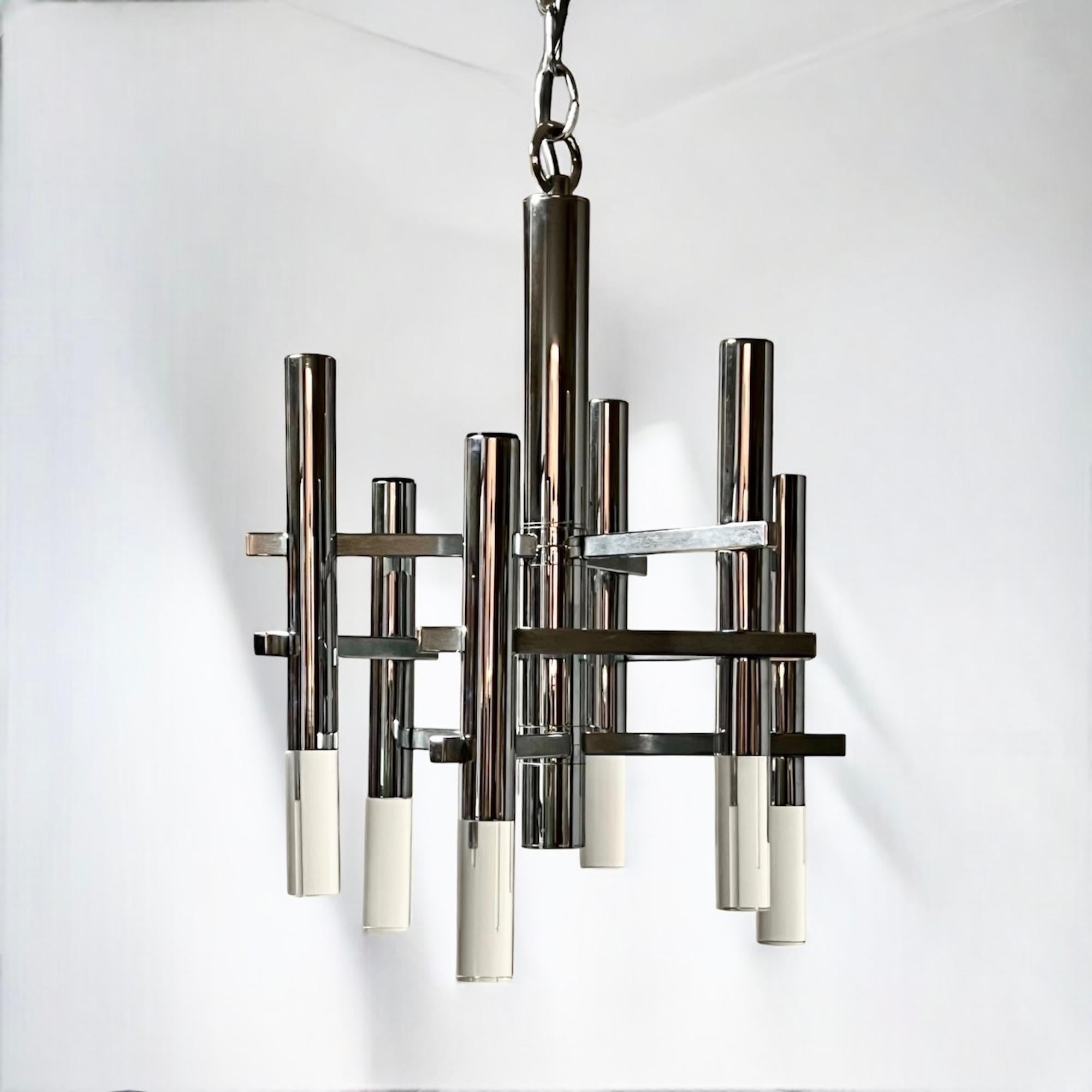 Ikonische Hängelampe, entworfen und hergestellt von Gaetano Sciolari in den 1970er Jahren, aus Metallrohren mit Plexiglasdetails.

Diese ikonische Leuchte wurde mit viel Liebe zum Detail gefertigt und zeichnet sich durch einen eleganten,