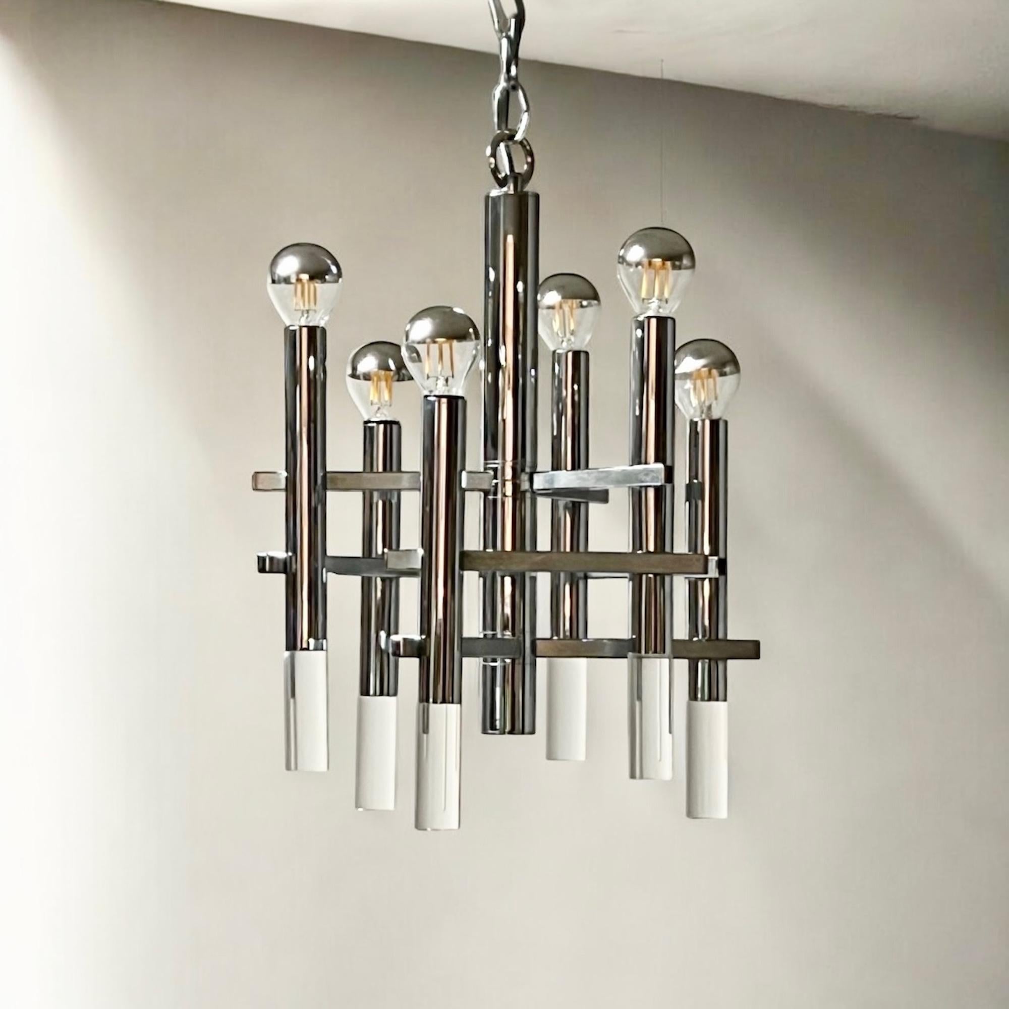 Iconica lampada a sospensione disegnata e prodotta da Gaetano Sciolari negli anni '70, realizzata in tubi di metallo con dettagli in perspex.

Realizzato con un'attenzione meticolosa ai dettagli, questo iconico apparecchio d'illuminazione presenta