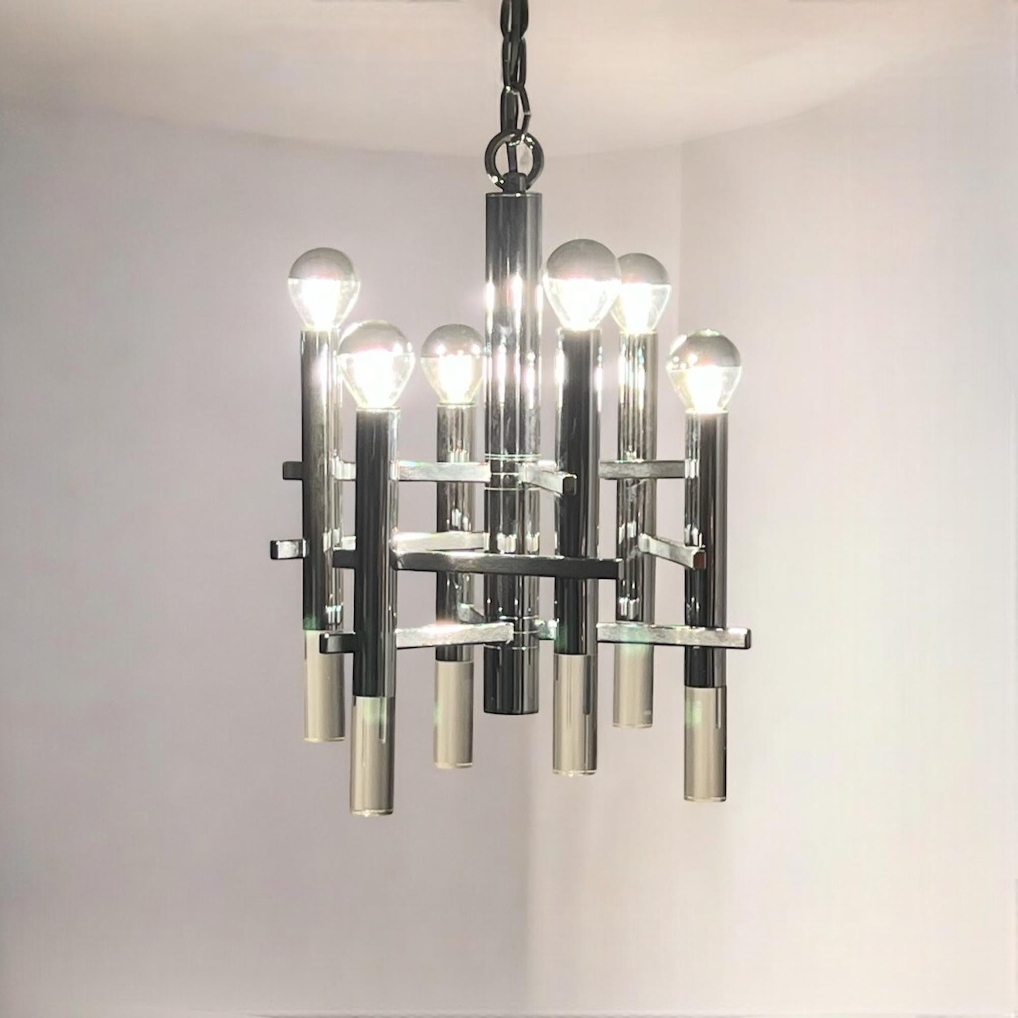 Italiano Grande lampada a sospensione in metallo cromato e perspex di Gaetano Sciolari, anni '70 in vendita