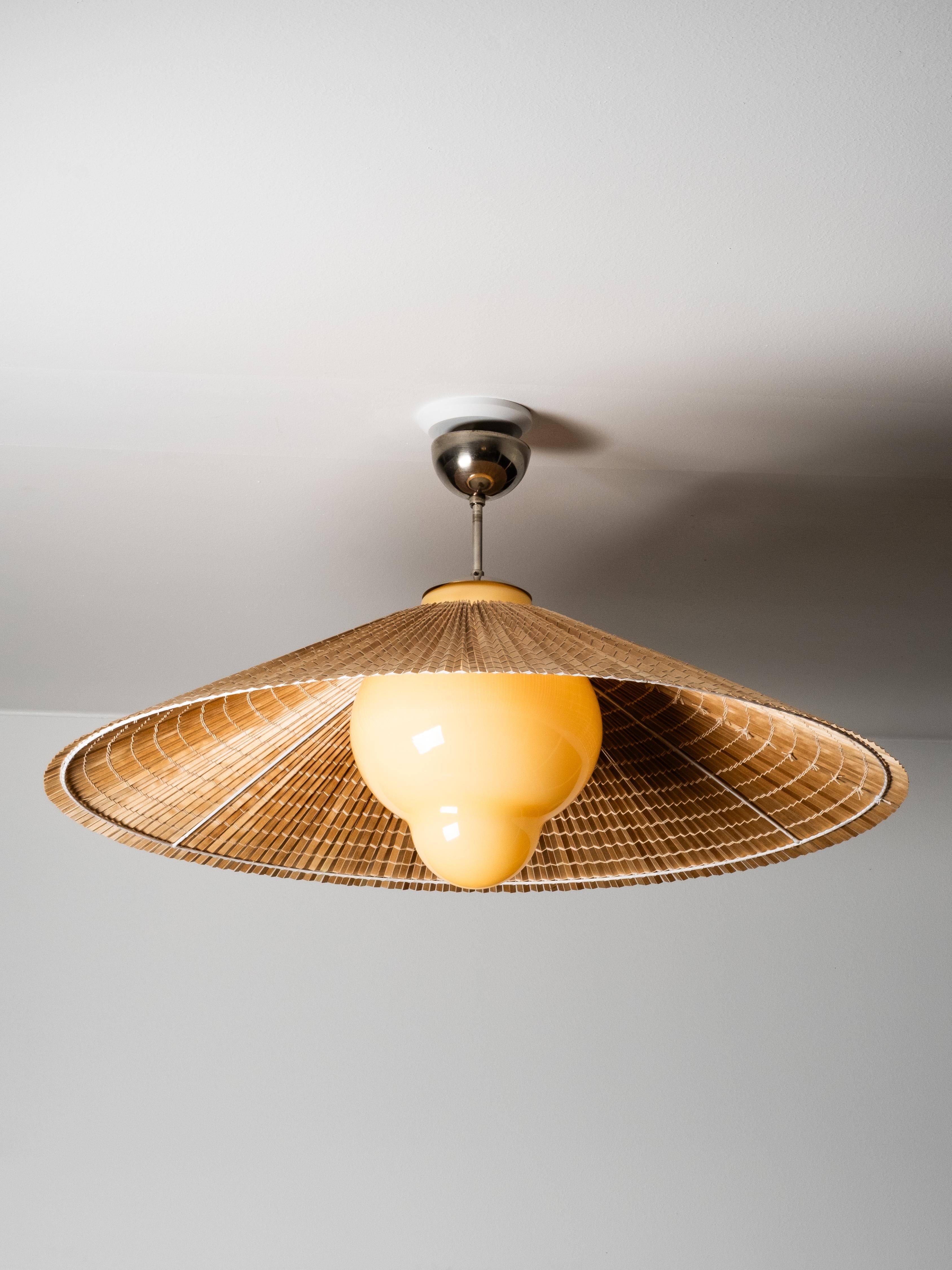 Große Pendelleuchte Modell 1092 von Paavo Tynell für Taito Oy, Finnland, 1940er Jahre (Skandinavische Moderne) im Angebot