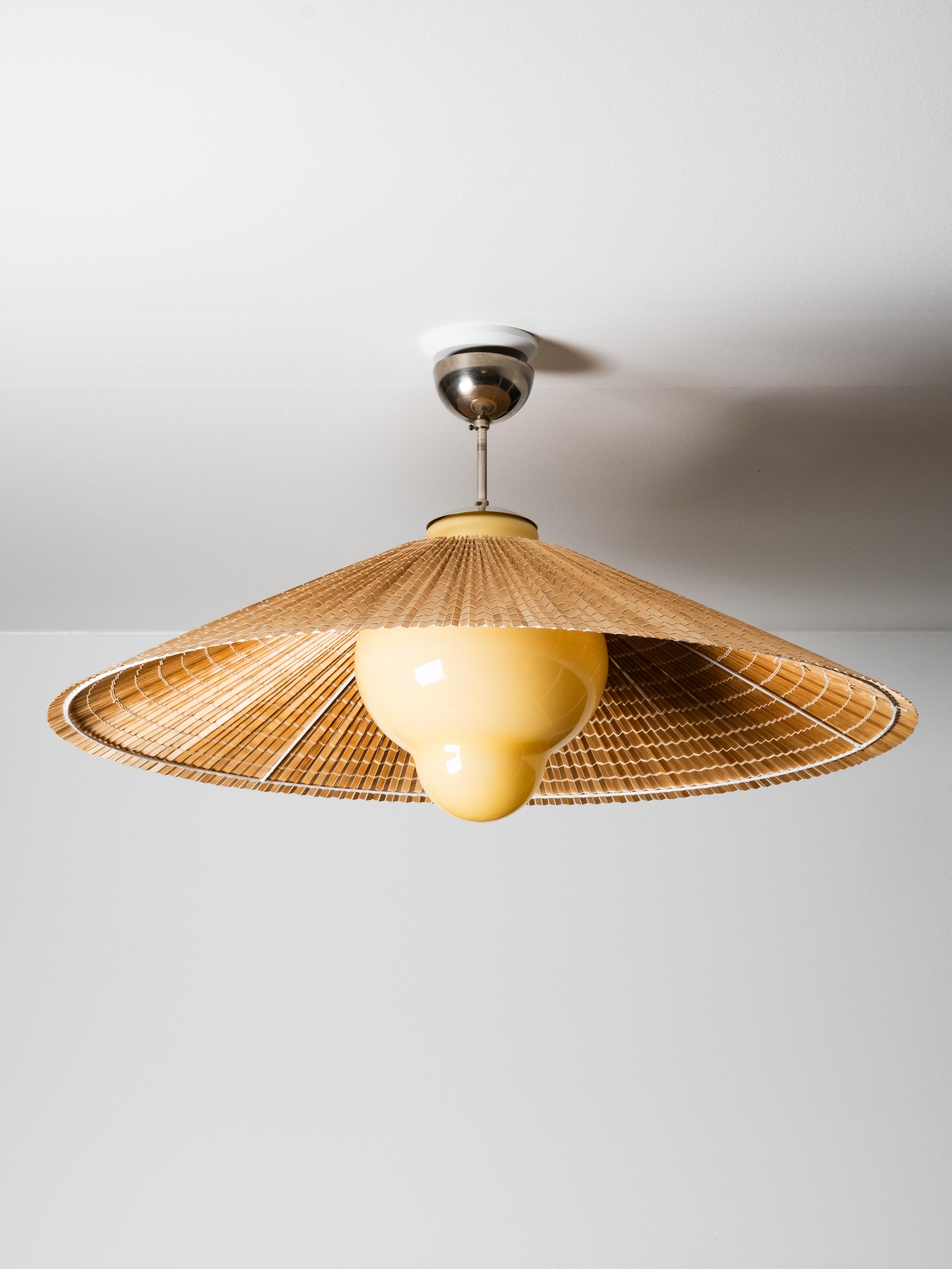 Große Pendelleuchte Modell 1092 von Paavo Tynell für Taito Oy, Finnland, 1940er Jahre (Messing) im Angebot