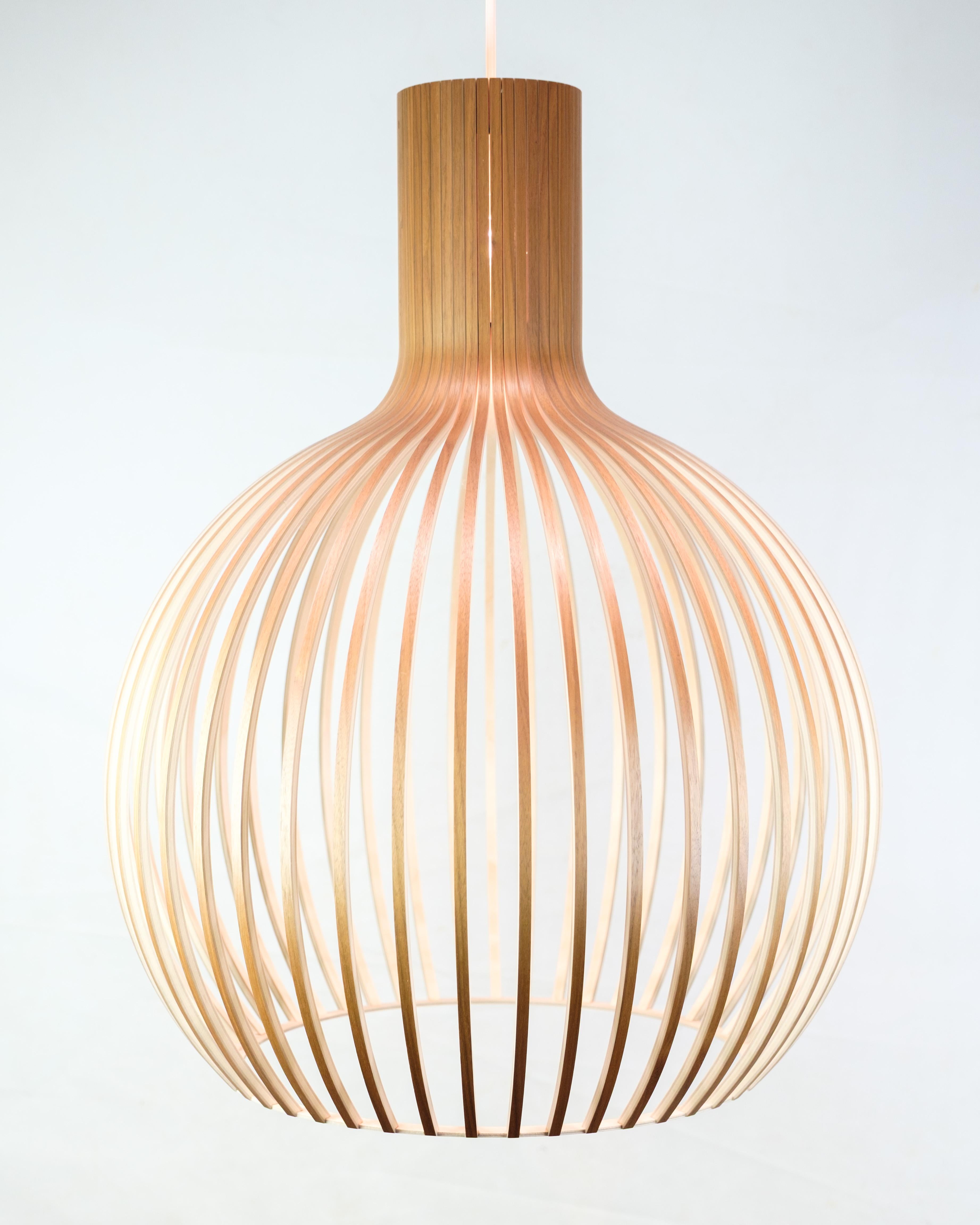 Große Pendelleuchte Octo 4240 In Birke Wood By Seppo Koho For Secto Design im Angebot