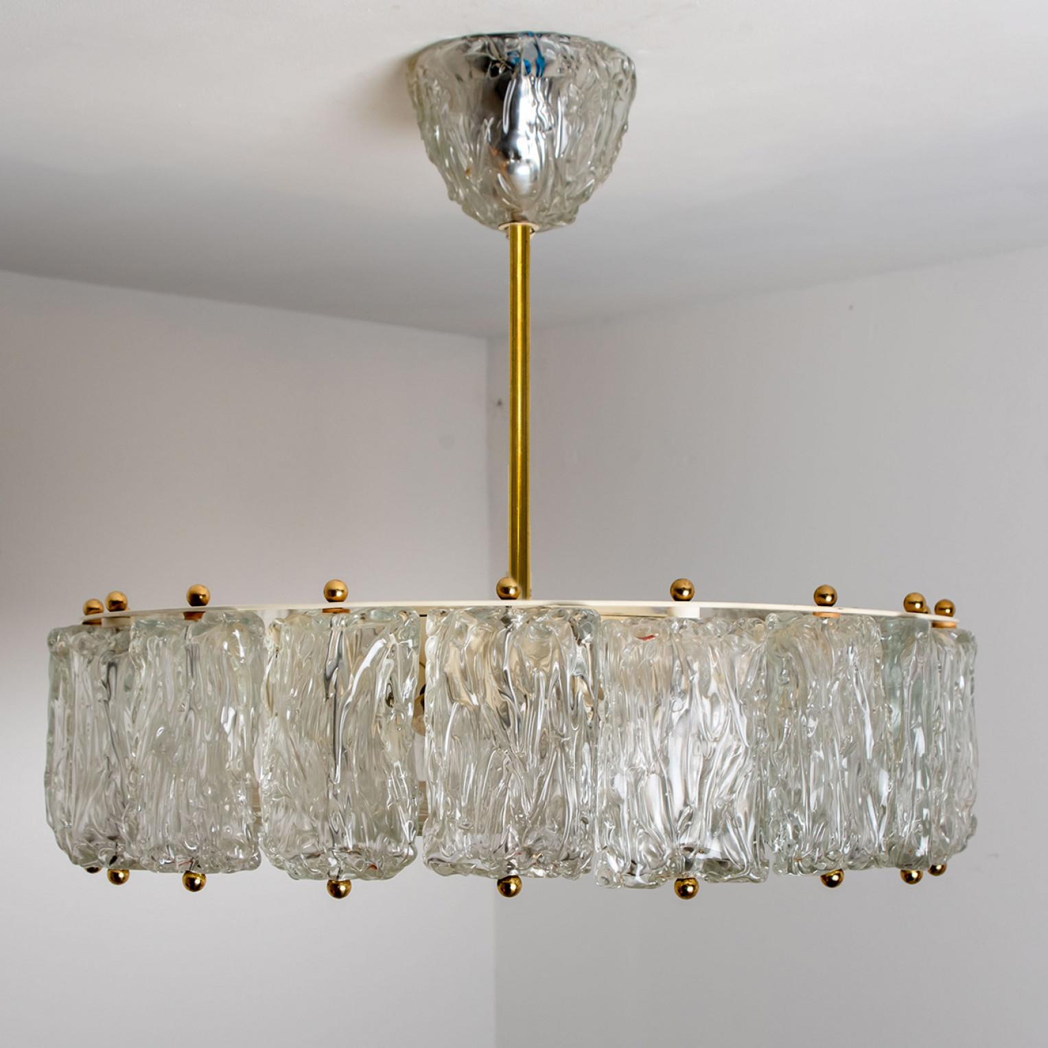 Ein großer eleganter Anhänger aus mundgeblasenem Murano-Glas von Barovier & Toso, Italien, 1960. Mit dickem, klarem Eisglas und Messingdetails. Das strukturierte Glas bricht das Licht wunderbar. Die Pendelleuchte erfüllt den Raum mit einem weichen,